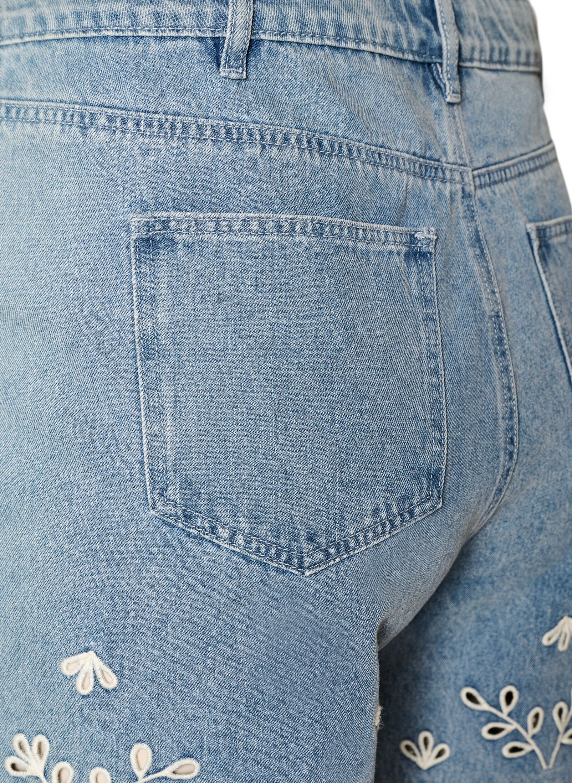 Zizzi Jeansshorts mit Lochstickerei und hoher Taille, Blau, Packshot image number 3