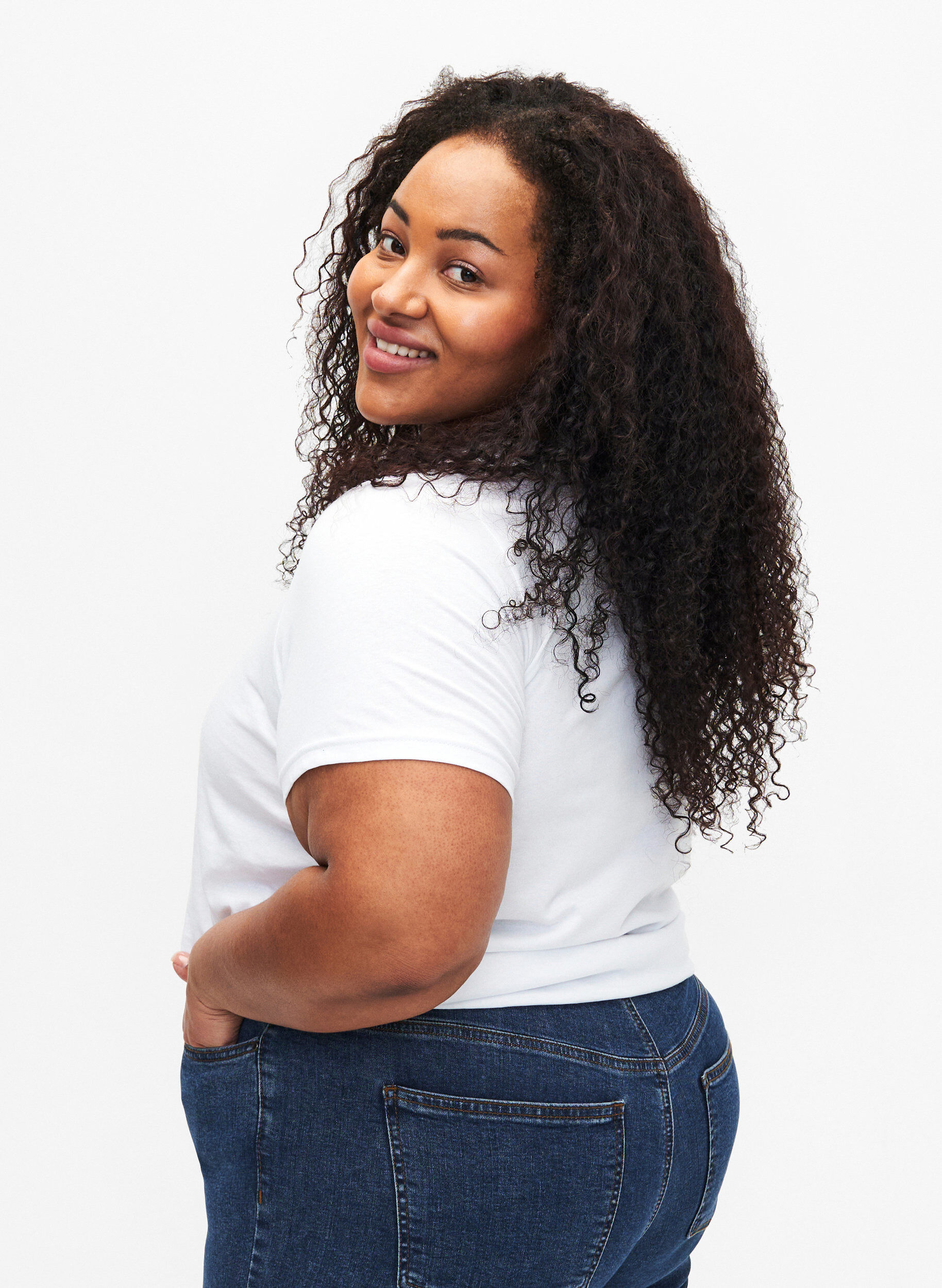 Zizzi Baumwoll-T-Shirt mit Blumen- und Portr&auml;t-Motiv, B. White Face Flower, Model image number 1