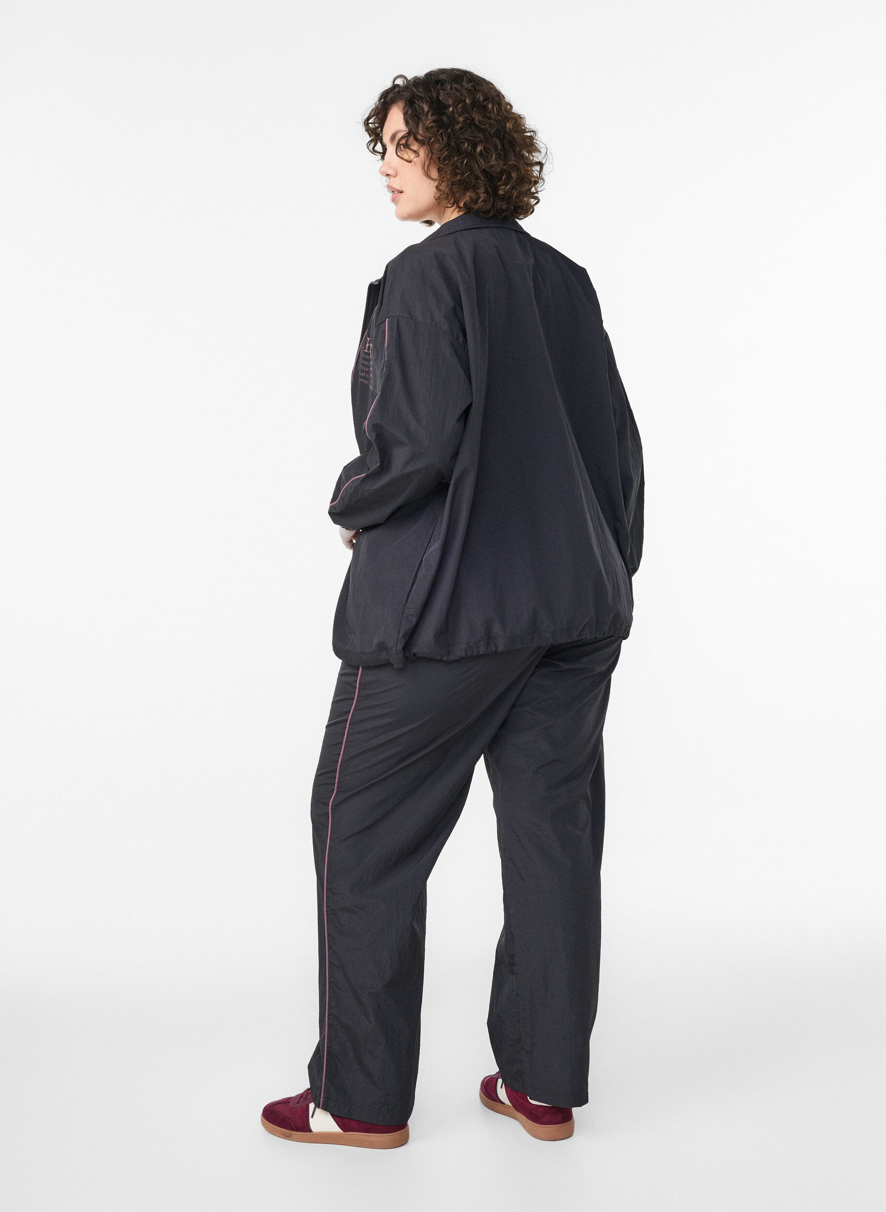 Zizzi Leichte Hose mit Kontrastpaspeln und hoher Taille, Schwarz, Model image number 1