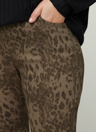 Amy Jeans mit Print, Green Leopard, Model image number 1