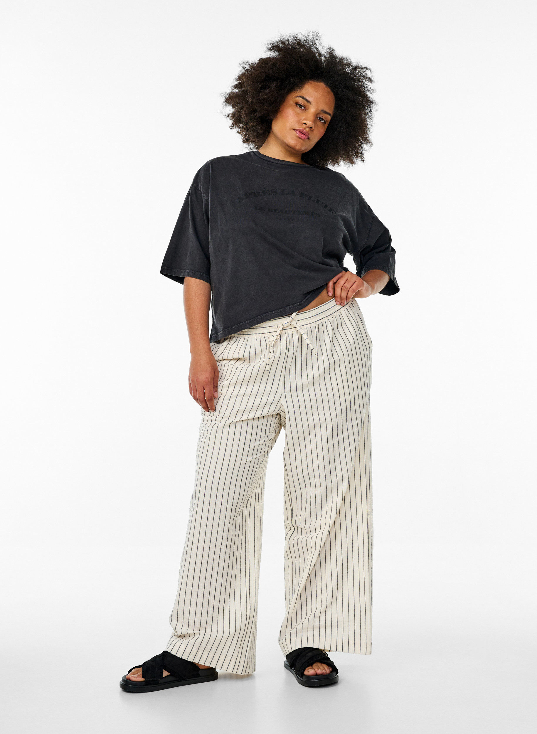 Lockere Hose mit hohem Bund und Taschen, Vanille, Model