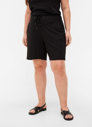 Einfarbige Shorts mit Taschen, Black, Model image number 2