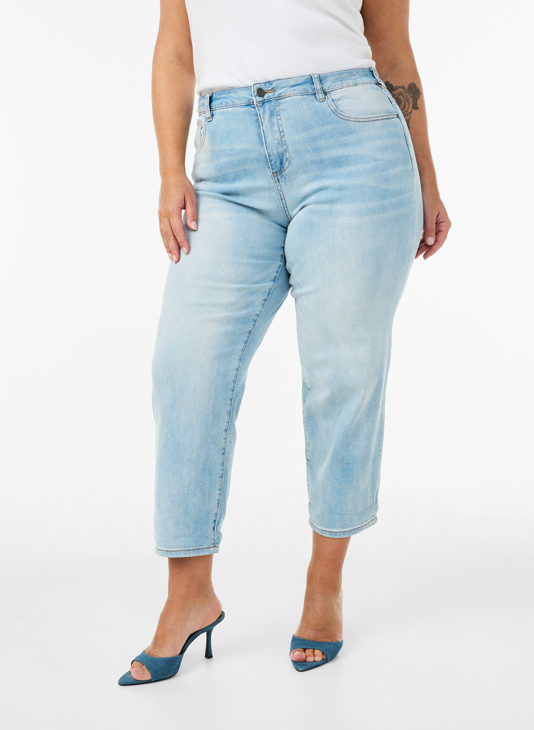 Zizzi7/8-Jeans mit Umschlag und hoher Taille, Blau, Model image number 2