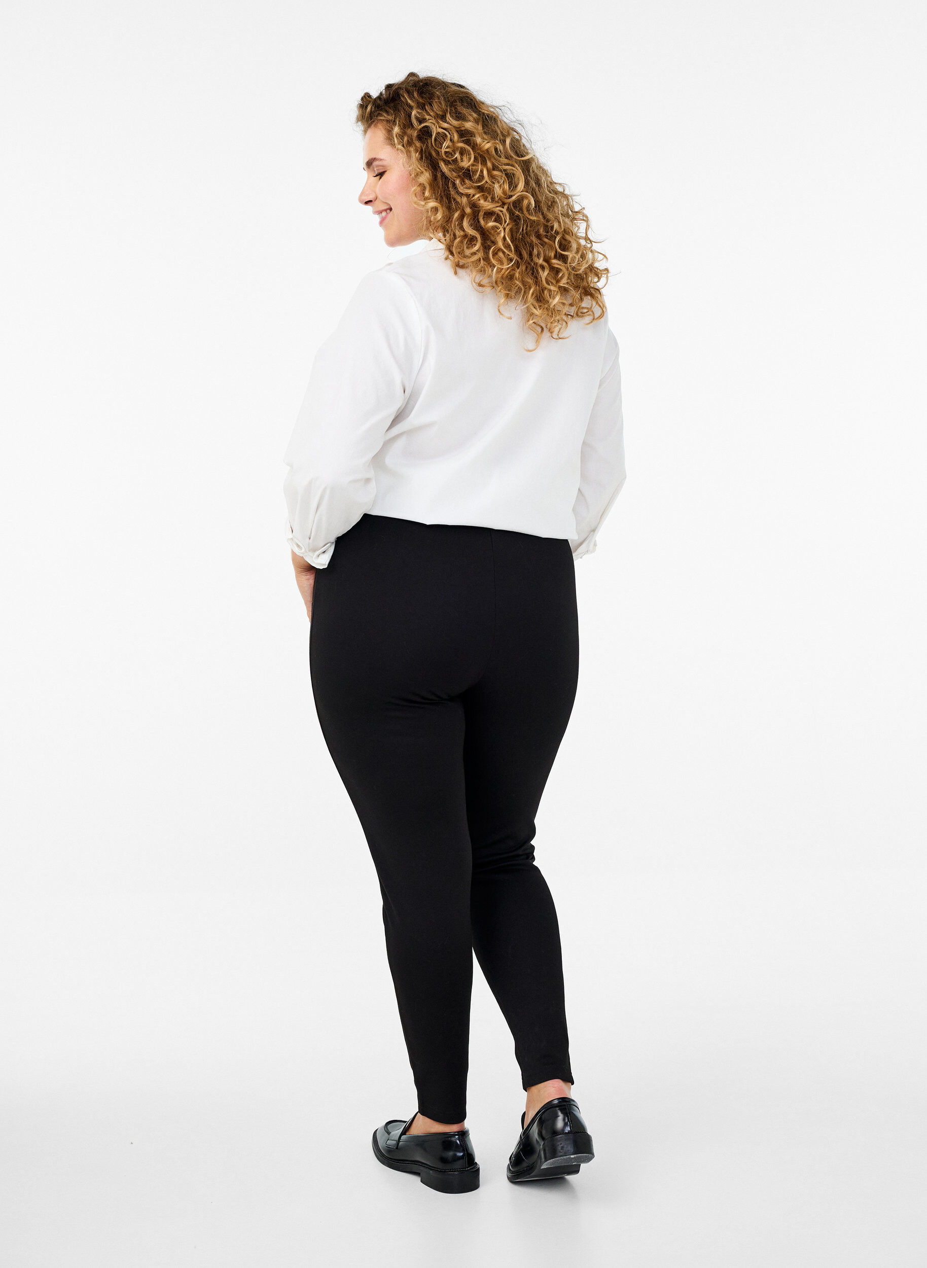 Zizzi Leggings aus Viskose mit Knopfdetails, Schwarz, Model image number 2