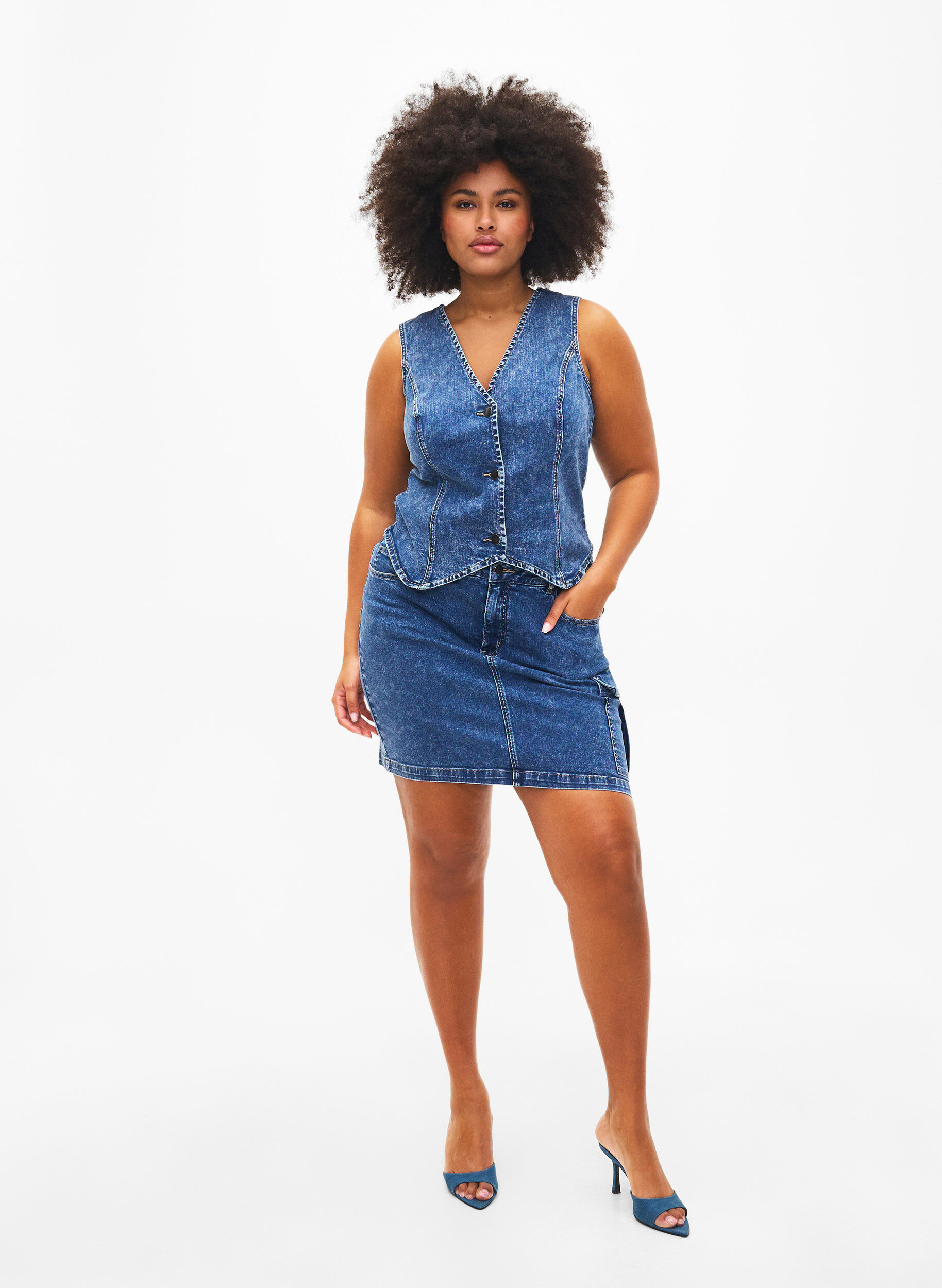 Zizzi Schmal geschnittene Denim-Weste mit Kn&ouml;pfen, Blue Denim, Model image number 3