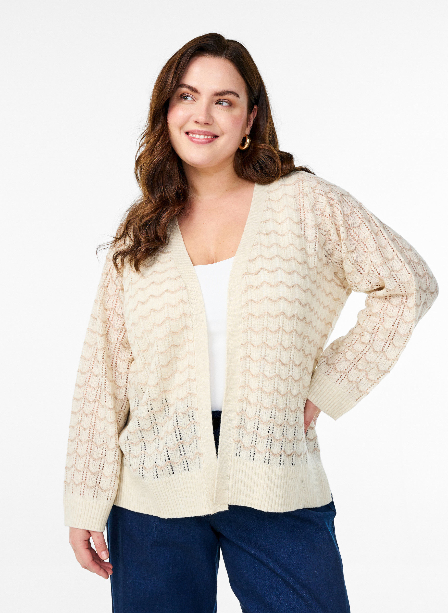 Zizzi Strickjacke mit Lochmuster und Wellenlinien, Birch w. Simply T., Model image number 0