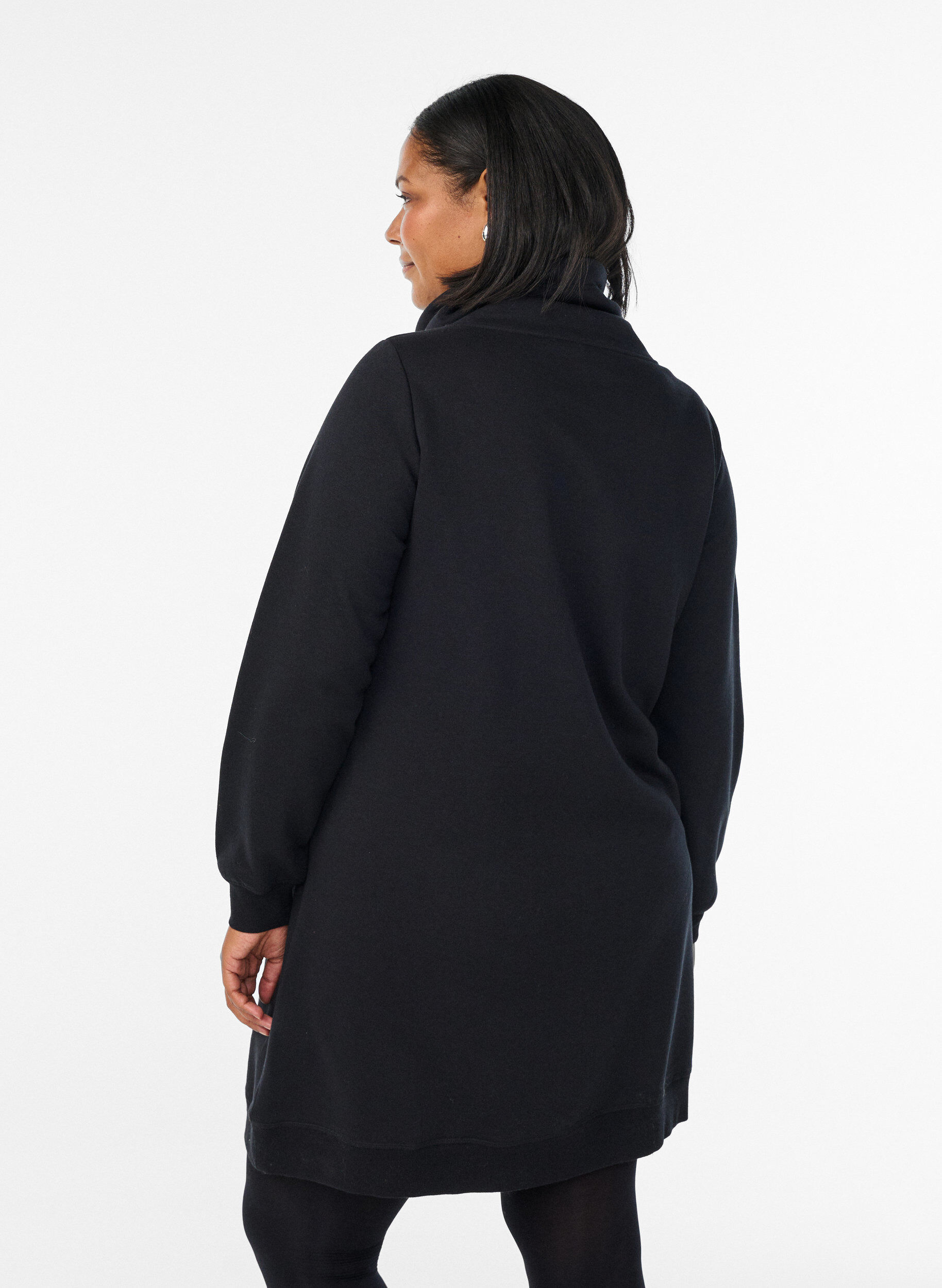 Zizzi FLASH - Kurzes Sweatshirtkleid mit Stehkragen und Taschen, Schwarz, Model image number 2