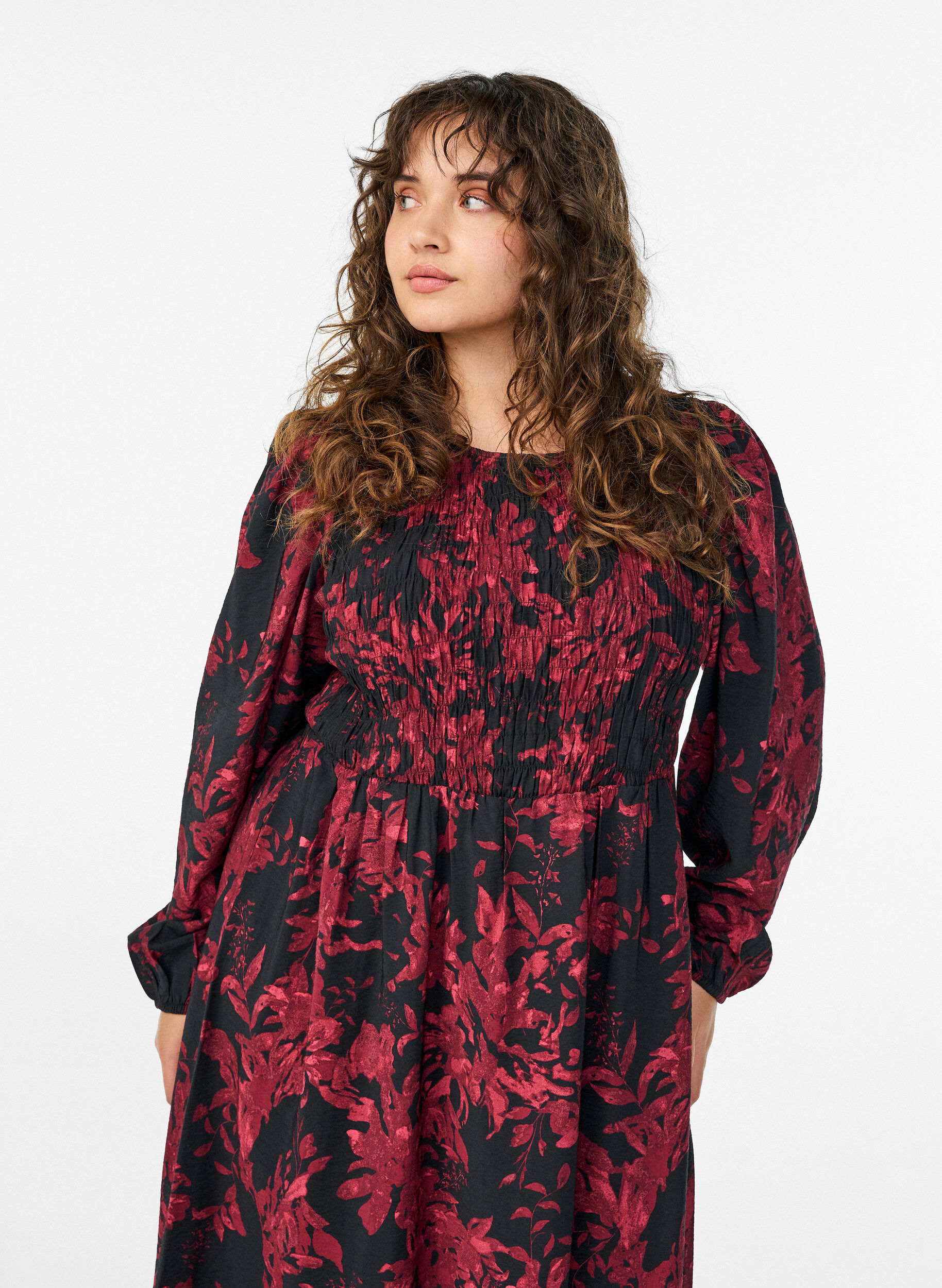 Zizzi Gebl&uuml;mtes Kleid mit Smock-Oberteil, Schwarz, Model image number 2