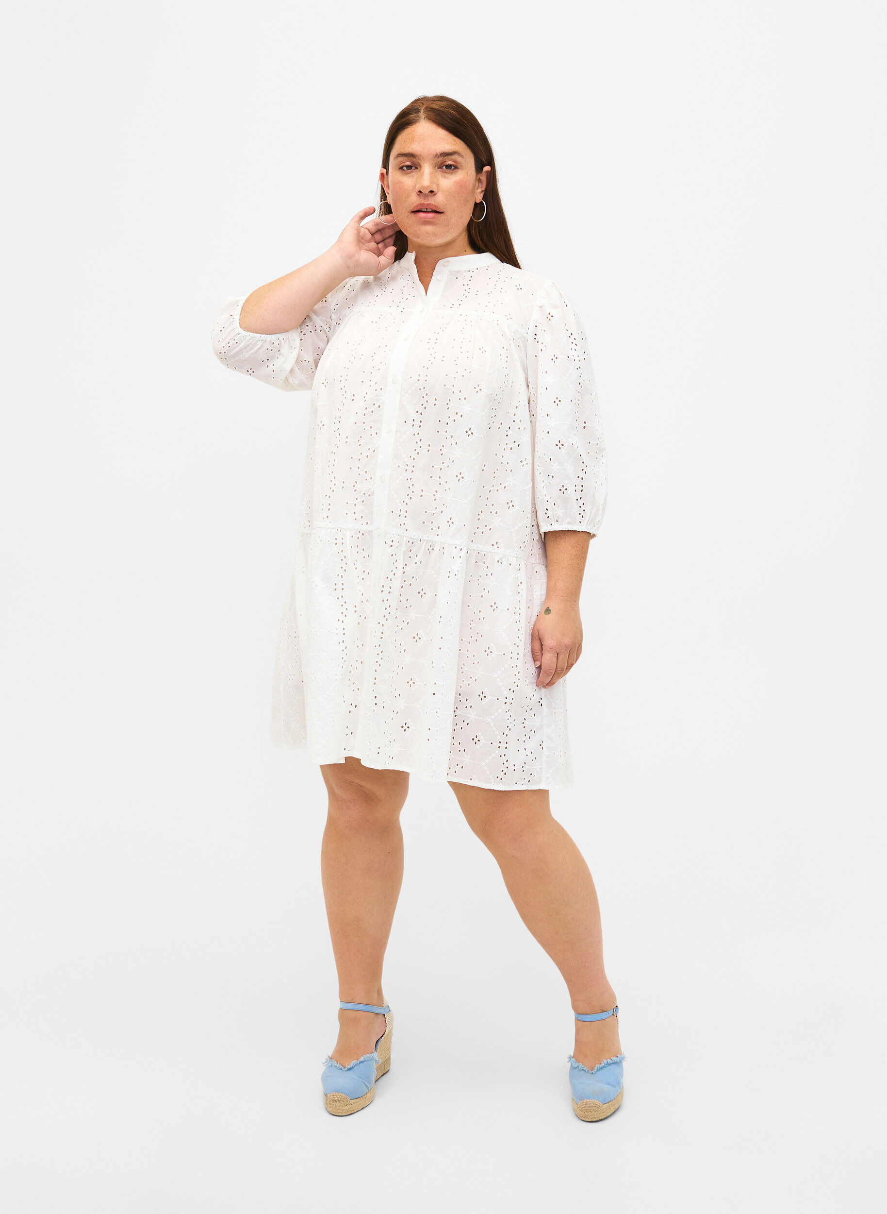 Zizzi Hemdblusenkleid aus Baumwolle mit Lochstickerei, Bright White, Model image number 2