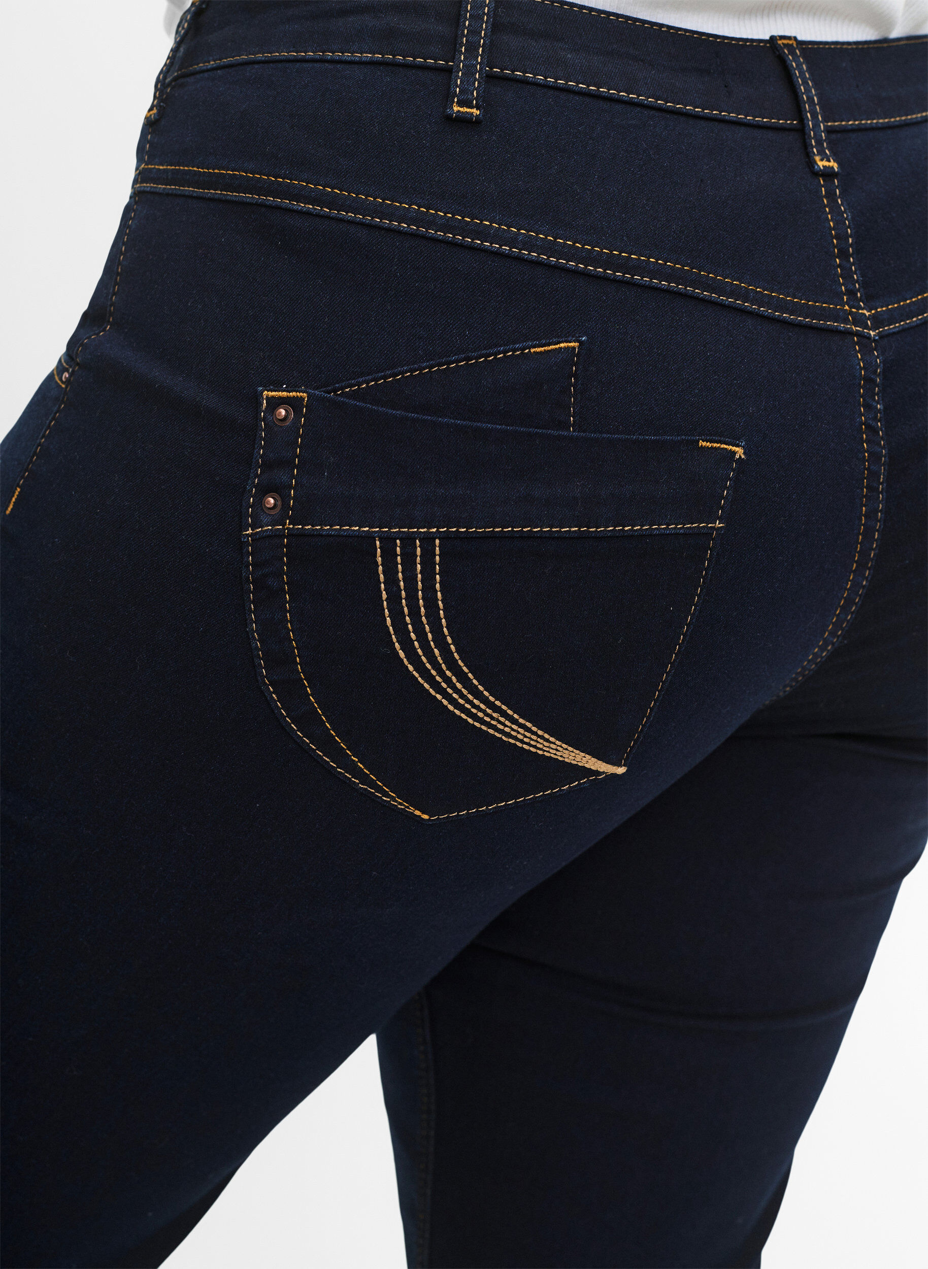 Zizzi Regular Fit Gemma Jeans mit hoher Taille, Blau, Model image number 5
