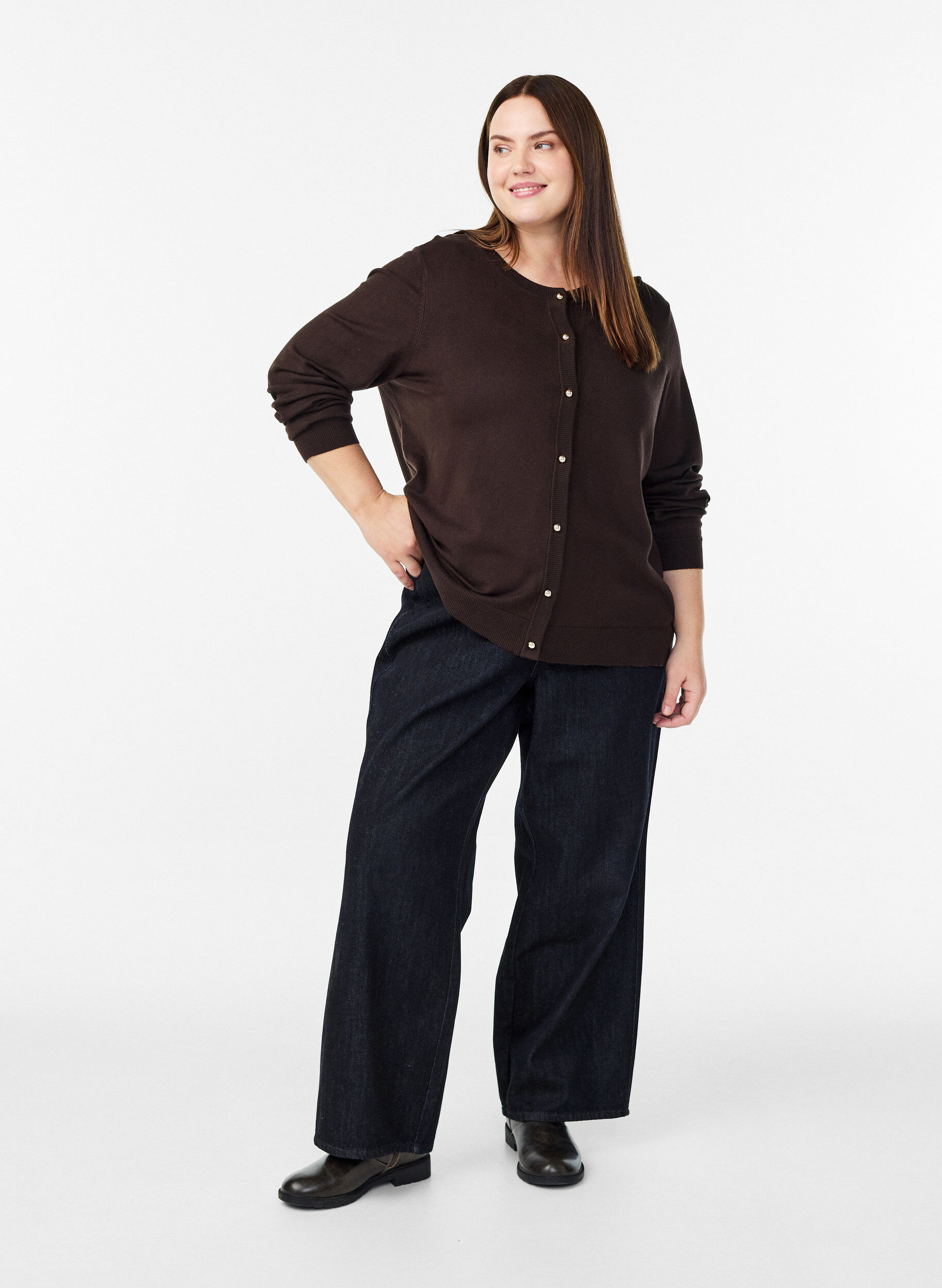 Zizzi Feinstrick-Strickjacke mit Kugelkn&ouml;pfen, Braun, Model image number 1