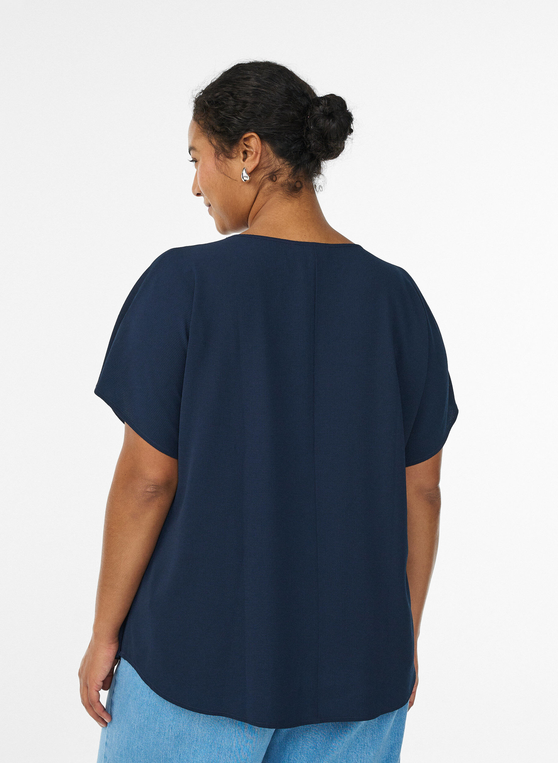 Zizzi Bluse mit kurzen &Auml;rmeln und Rundhalsausschnitt, Blau, Model image number 2
