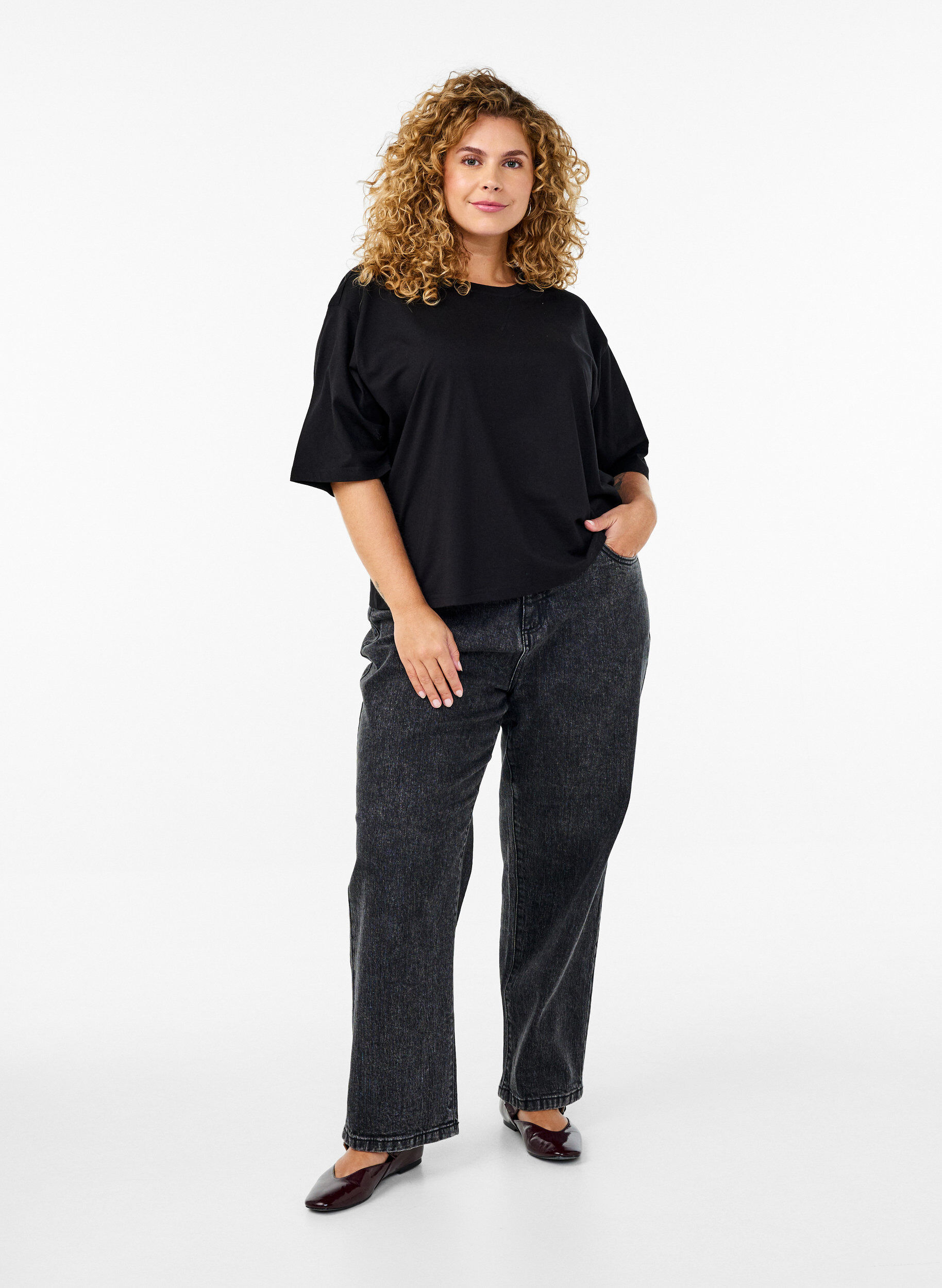 Zizzi Boxy T-Shirt aus Bio-Baumwolle., Schwarz, Model image number 1