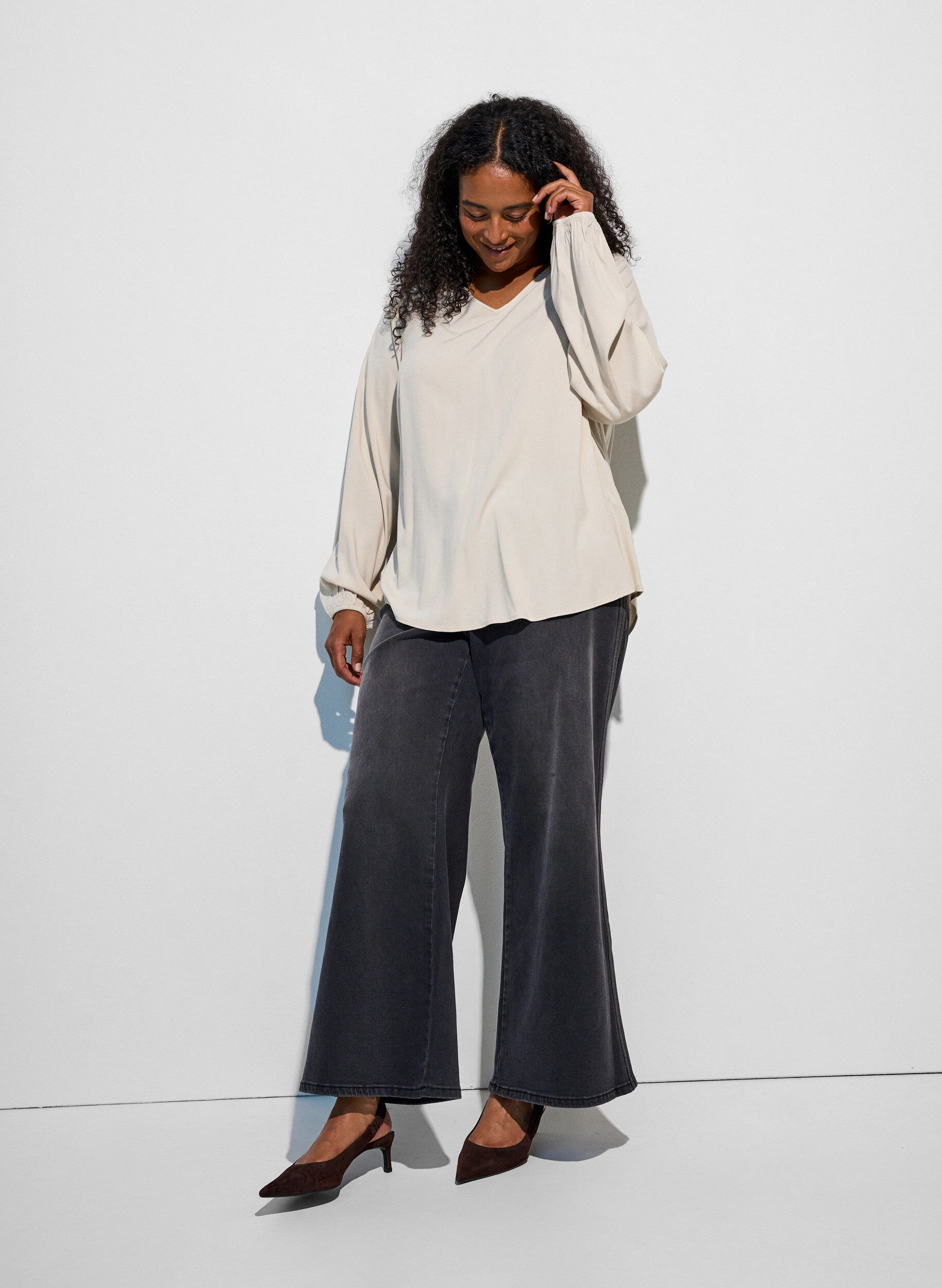 ZizziBluse aus Viskose mit V-Ausschnitt und abgerundetem Saum, Beige, Model image number 1