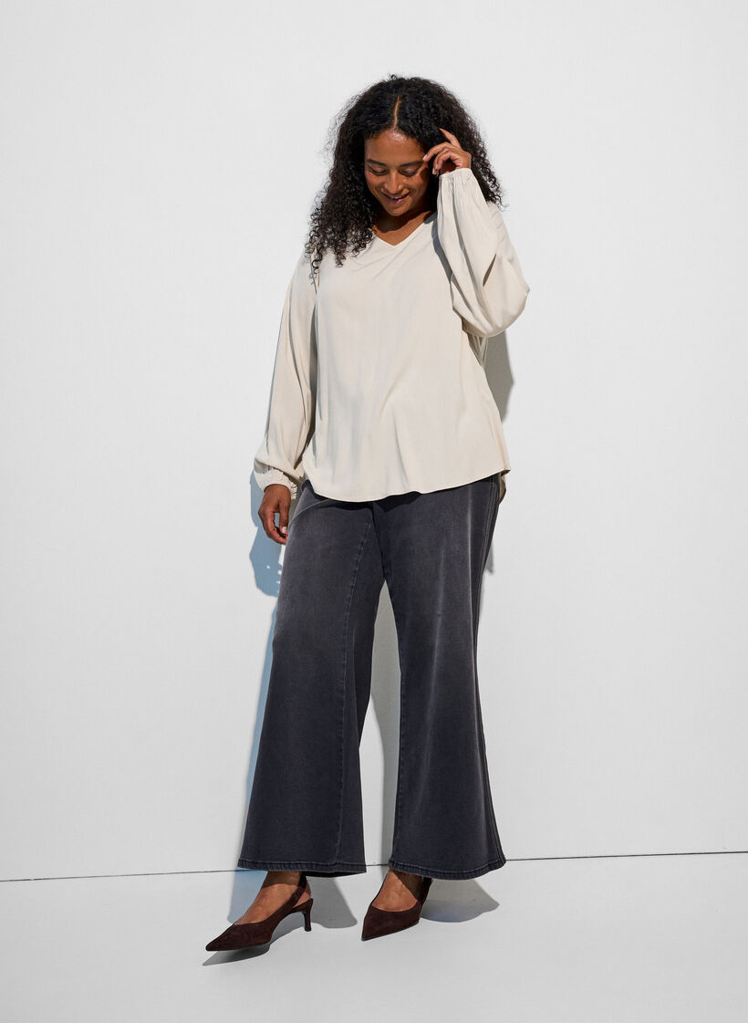 Bluse aus Viskose mit V-Ausschnitt und abgerundetem Saum, Beige, Model image number 1