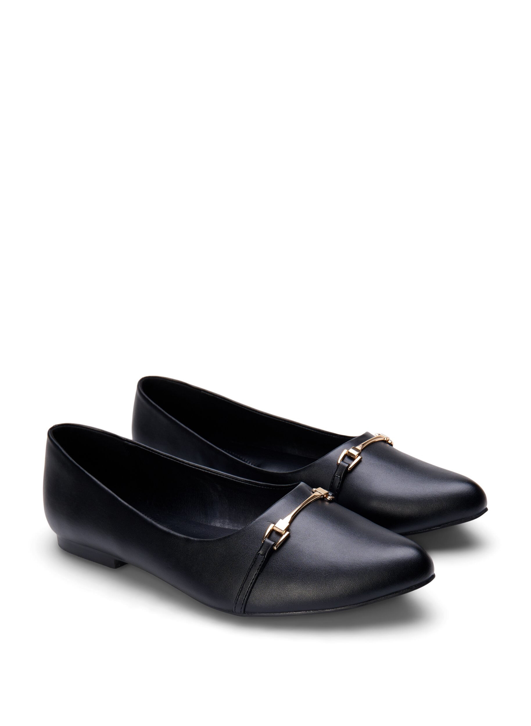 Zizzi Weit geschnittene Ballerinas mit goldener Schnalle, Black, Packshot image number 1