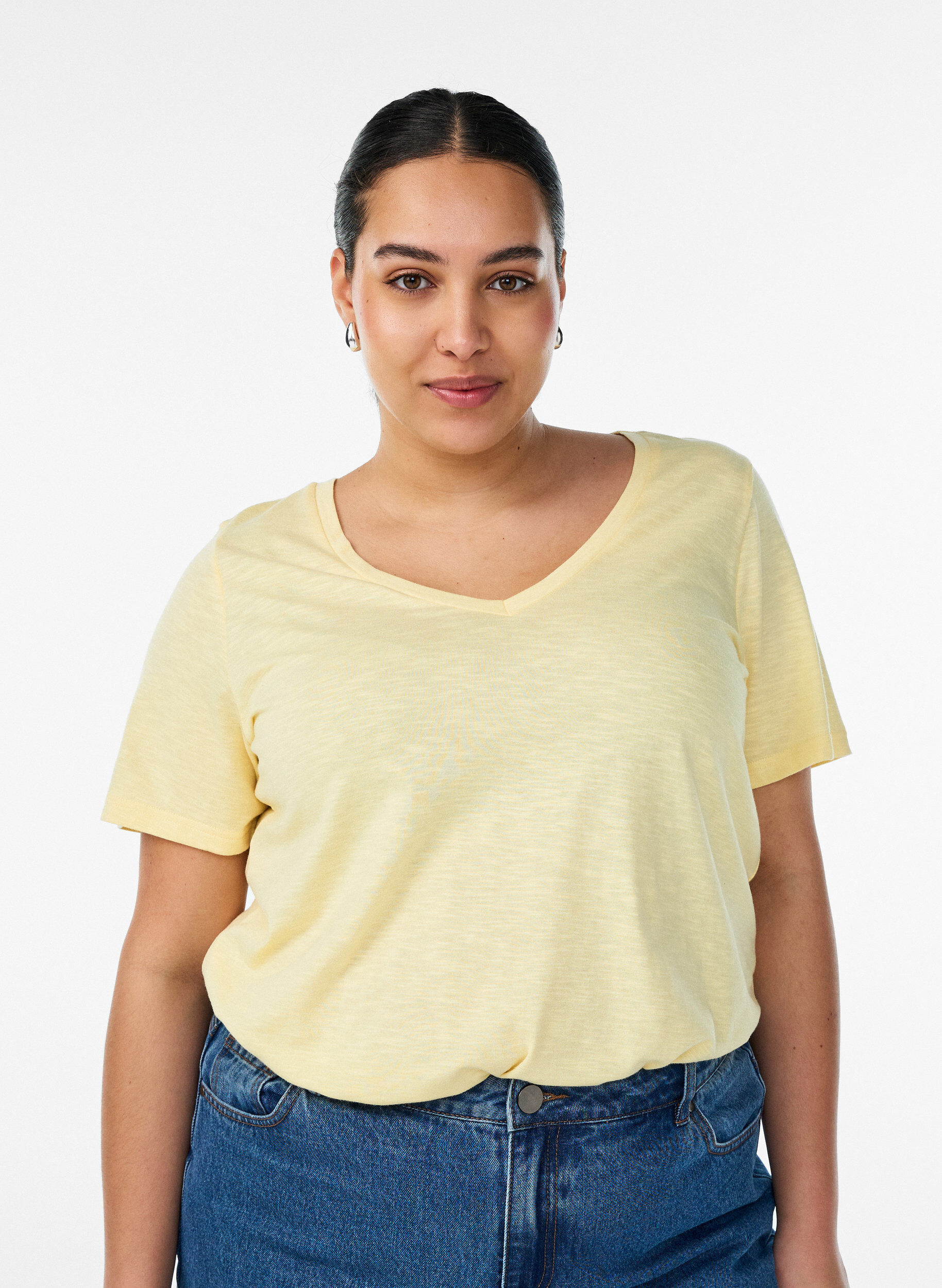 Zizzi Kurz&auml;rmeliges Basic T-Shirt mit V-Ausschnitt, Gelb, Model image number 0