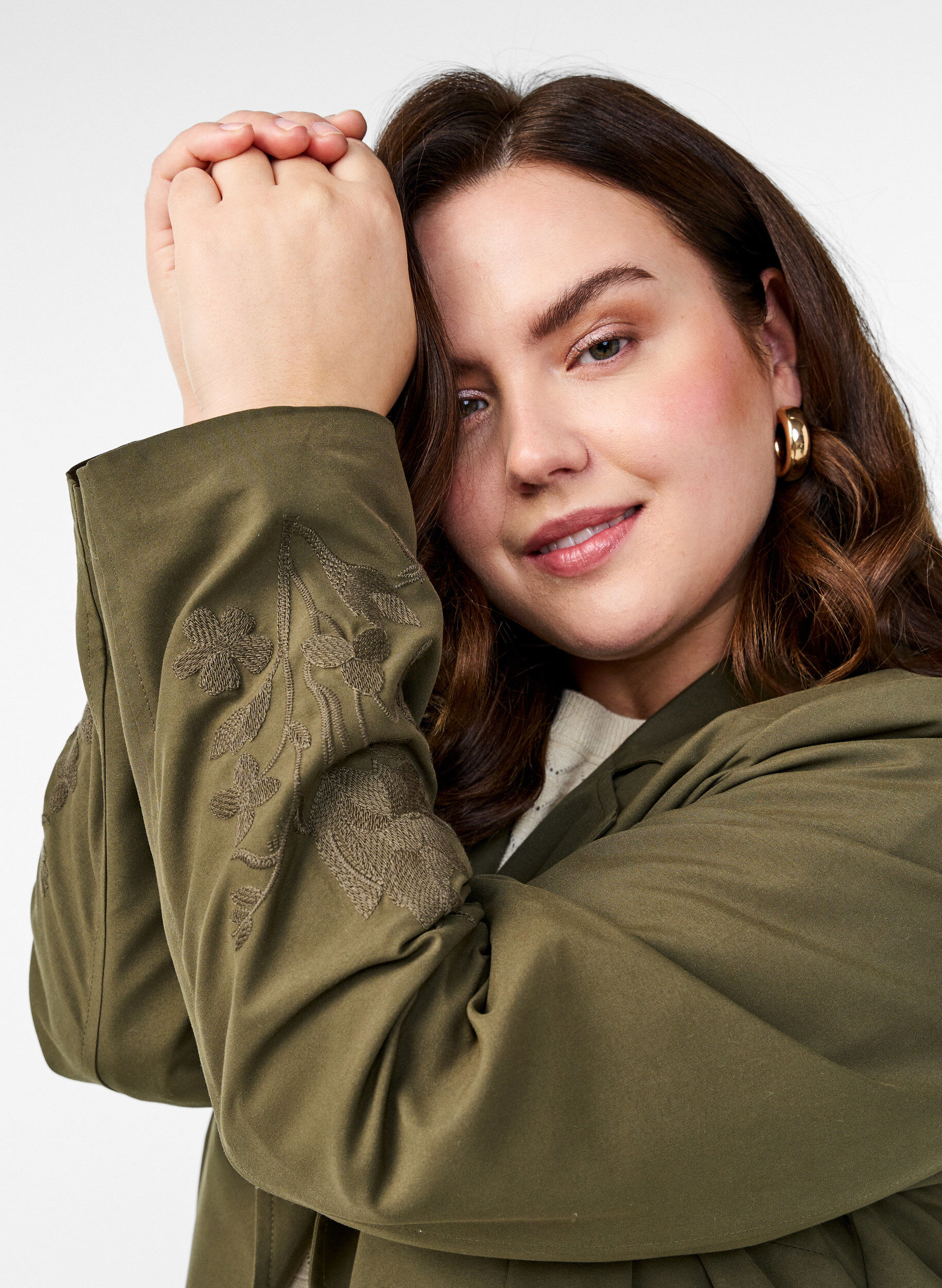 Zizzi Langer Trenchcoat mit Stickerei, Gr&uuml;n, Model image number 3