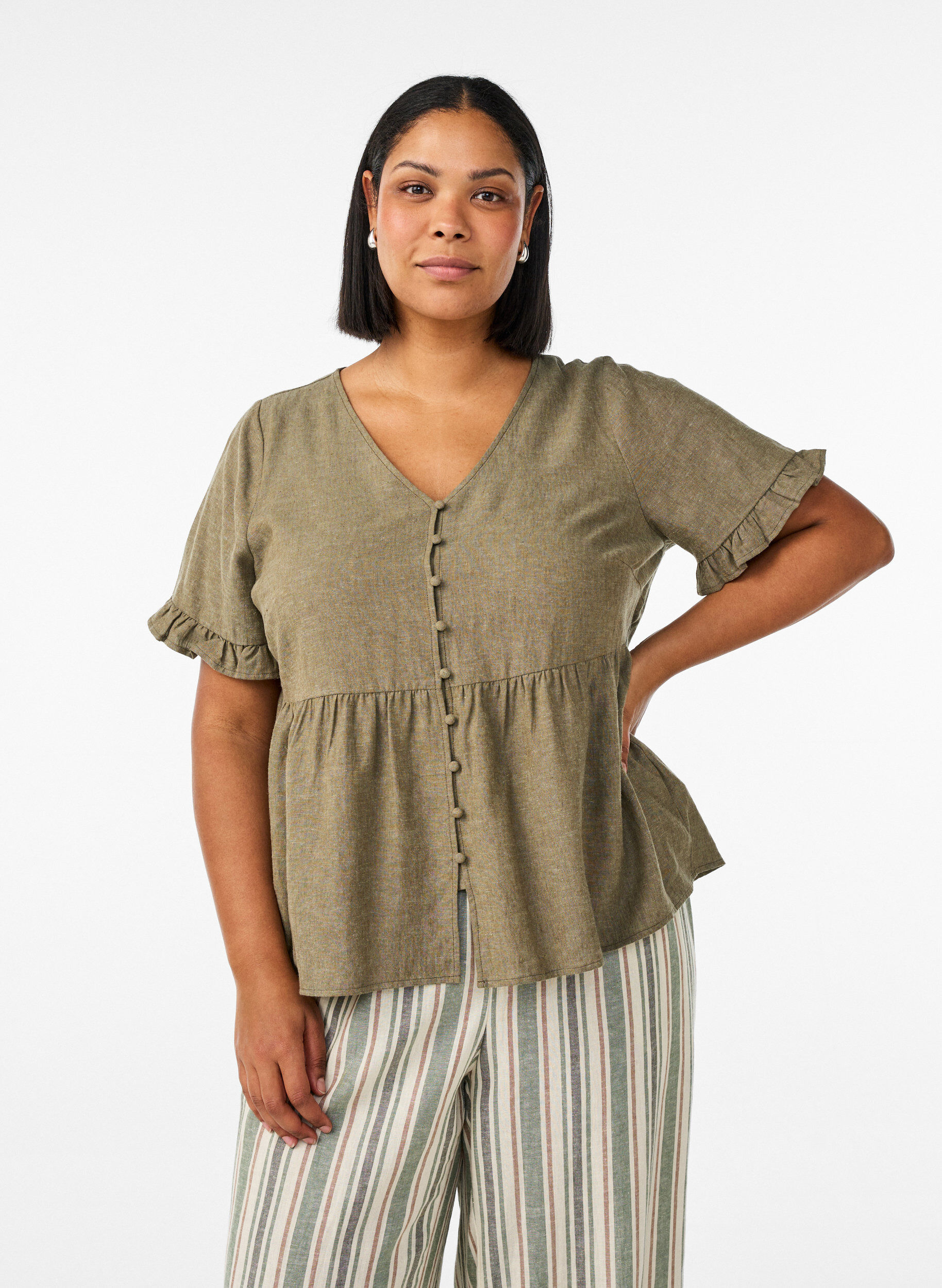 Bluse aus Leinen und Viskose mit V-Ausschnitt und Knopfverschluss, Gr&uuml;n, Model