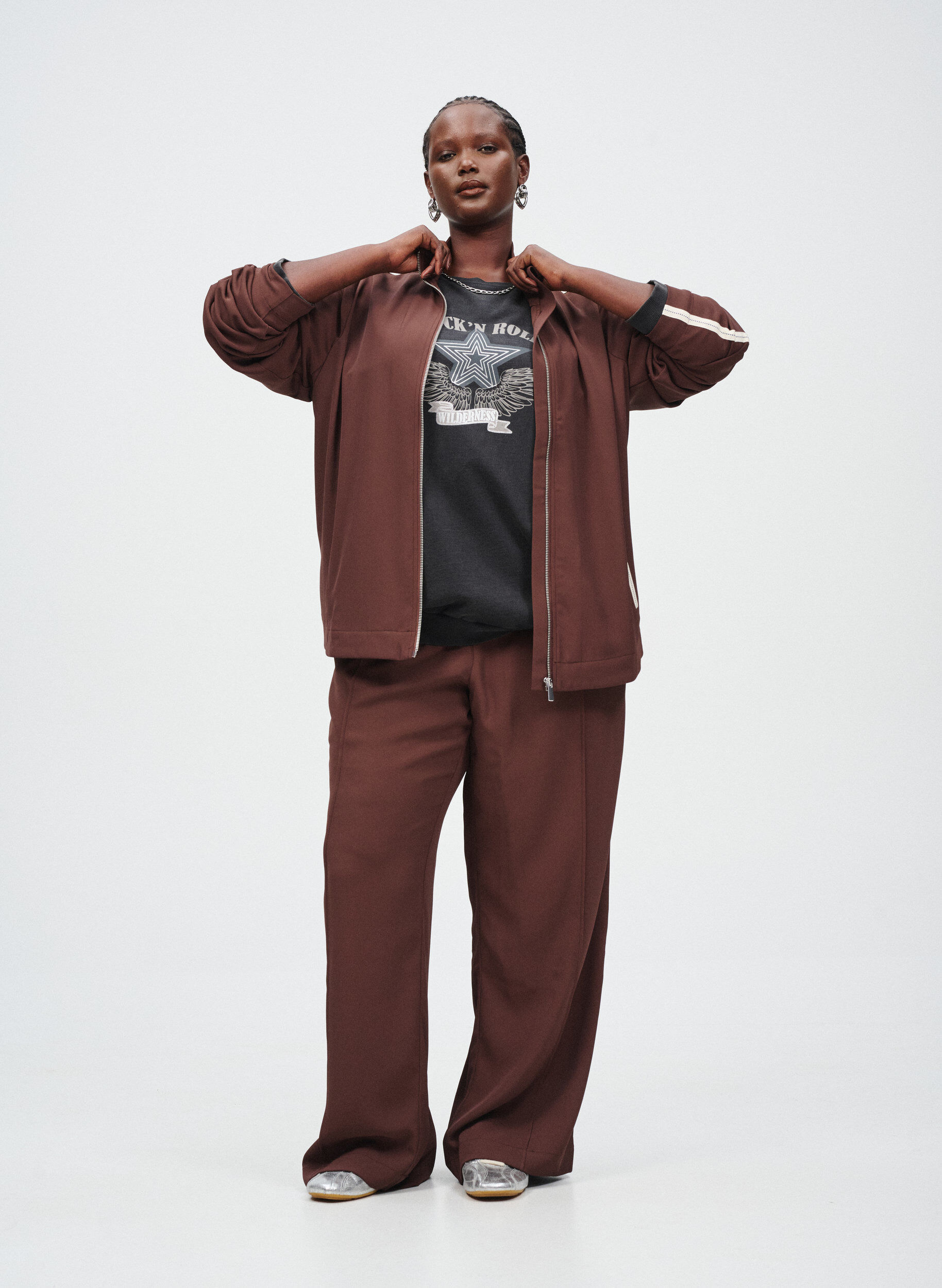 Zizzi Trainingsjacke mit sportlichen Details und Rei&szlig;verschluss, Braun, Image image number 0