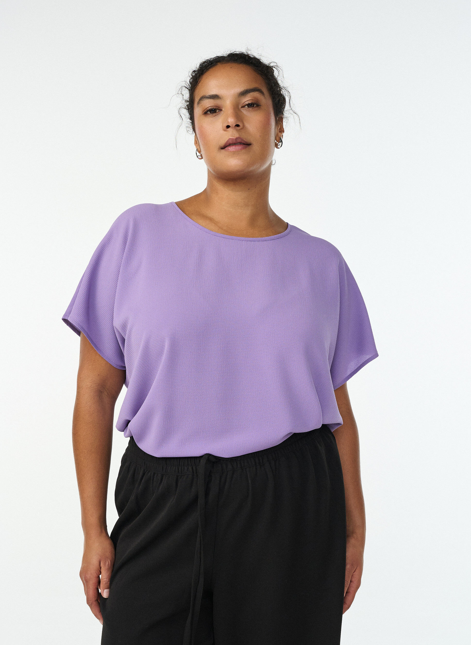 Bluse mit kurzen &Auml;rmeln und Rundhalsausschnitt, lila, Model