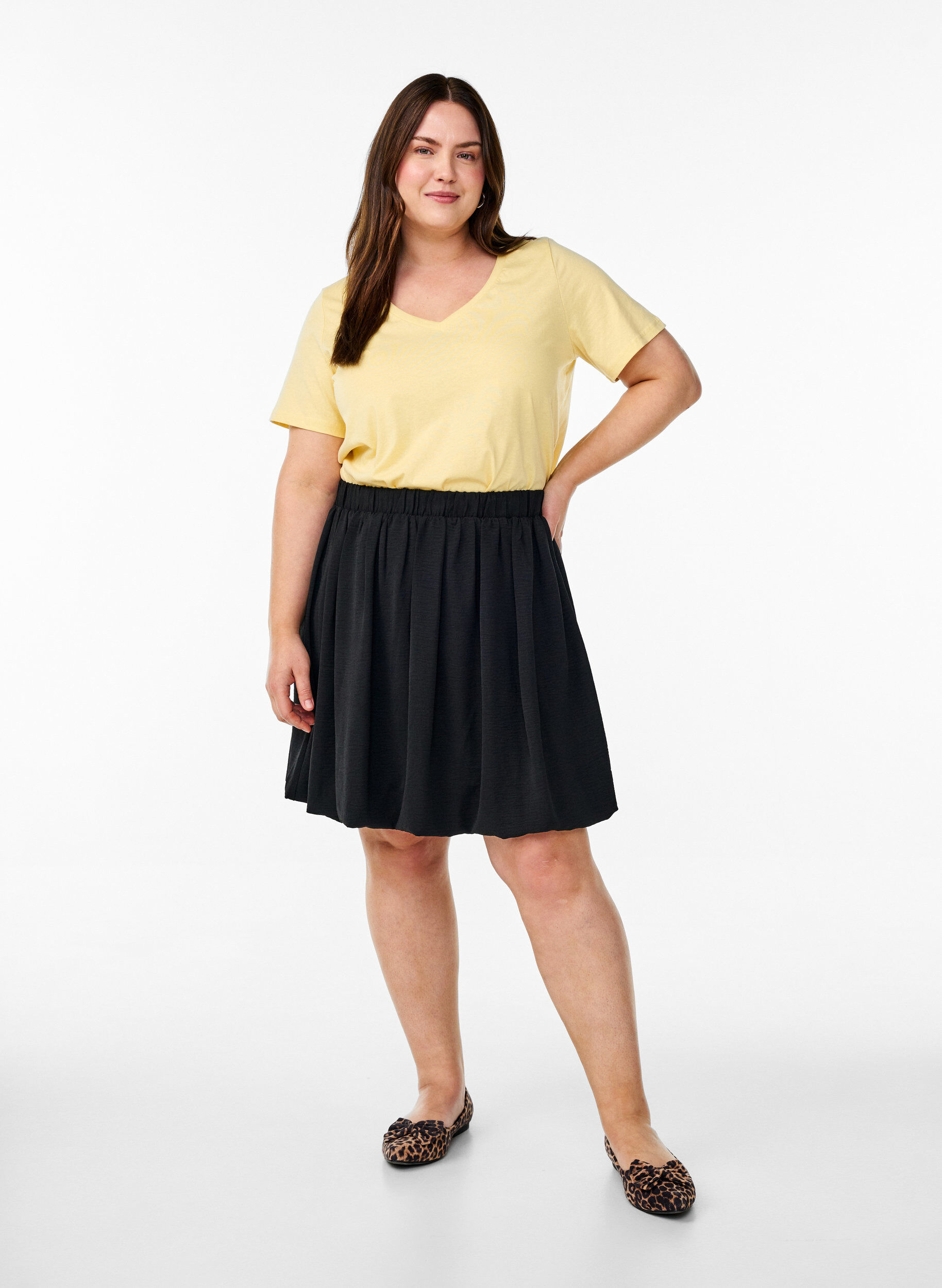 Zizzi Kurz&auml;rmeliges T-Shirt mit V-Ausschnitt, Gelb, Model image number 1