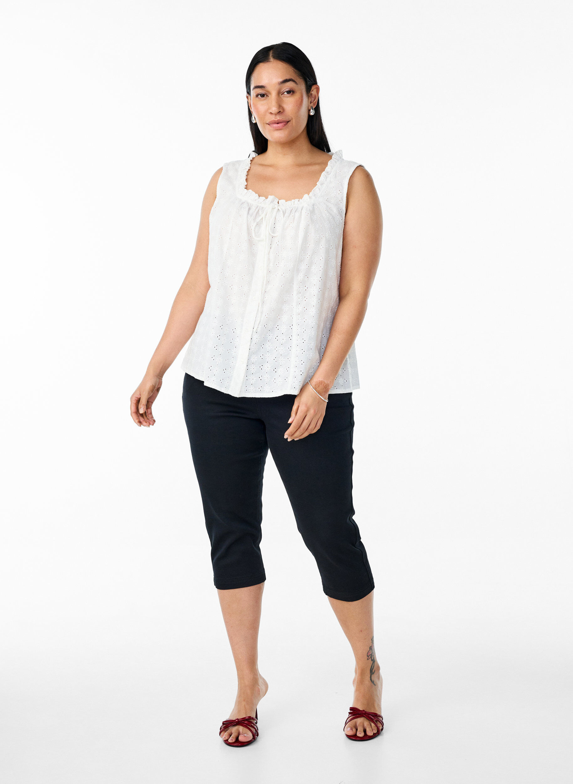 Zizzi &Auml;rmellose Bluse mit Lochstickerei und R&uuml;schen, Vanille, Model image number 1