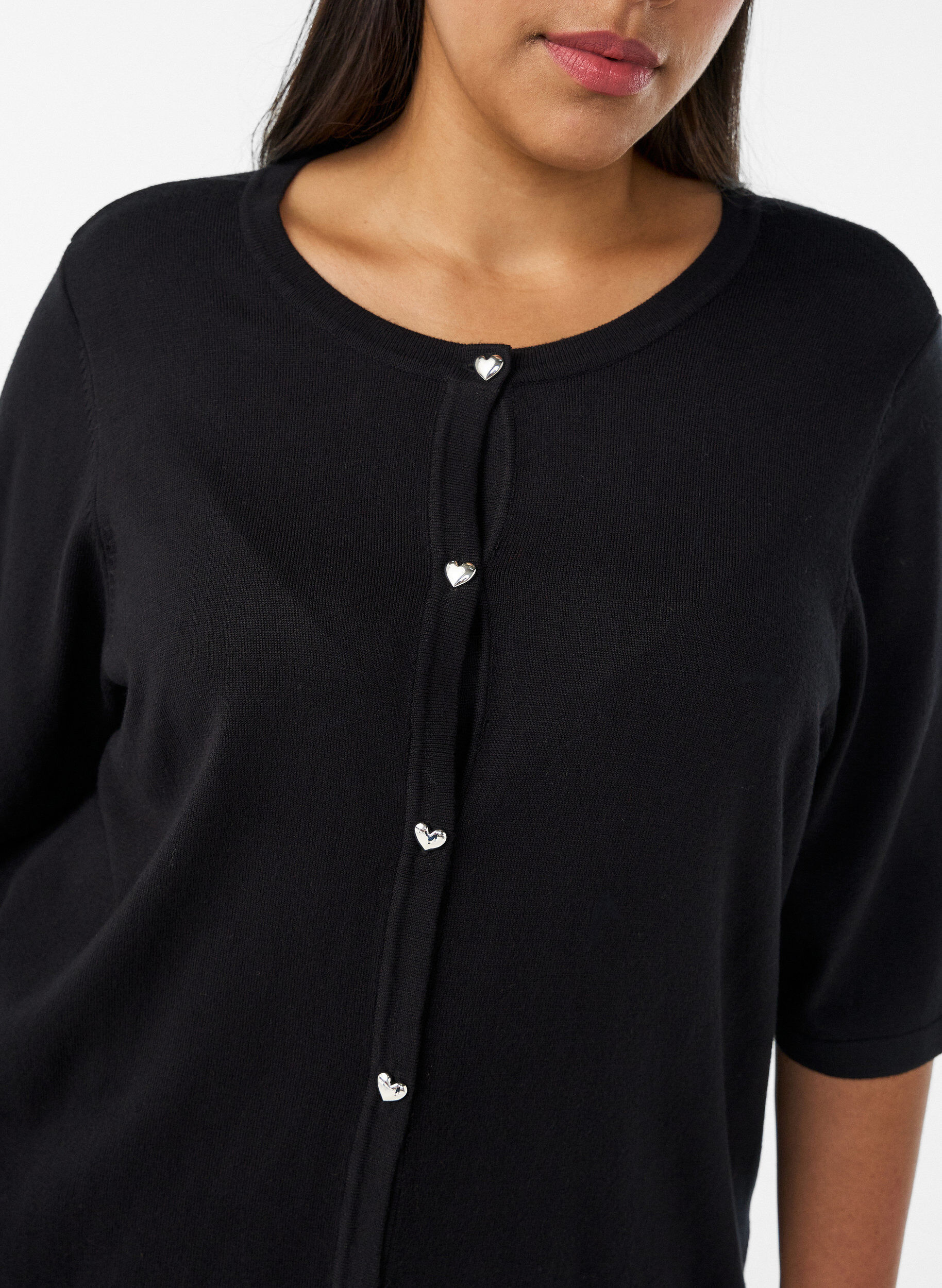 ZizziStrickjacke mit Herzkn&ouml;pfen und kurzen &Auml;rmeln, Schwarz, Model image number 3