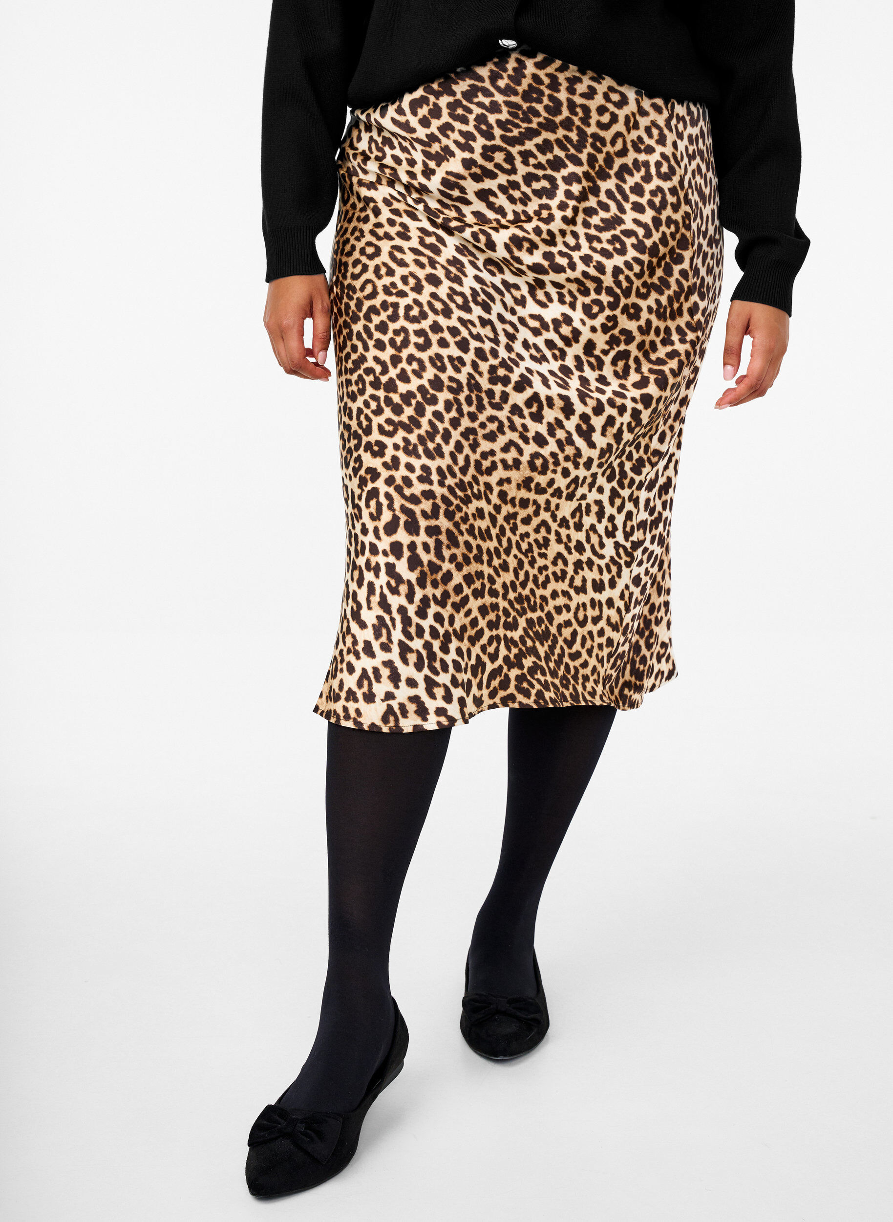 Zizzi Midi-Rock aus Satin mit Leopardenmuster, Leo AOP, Model image number 2