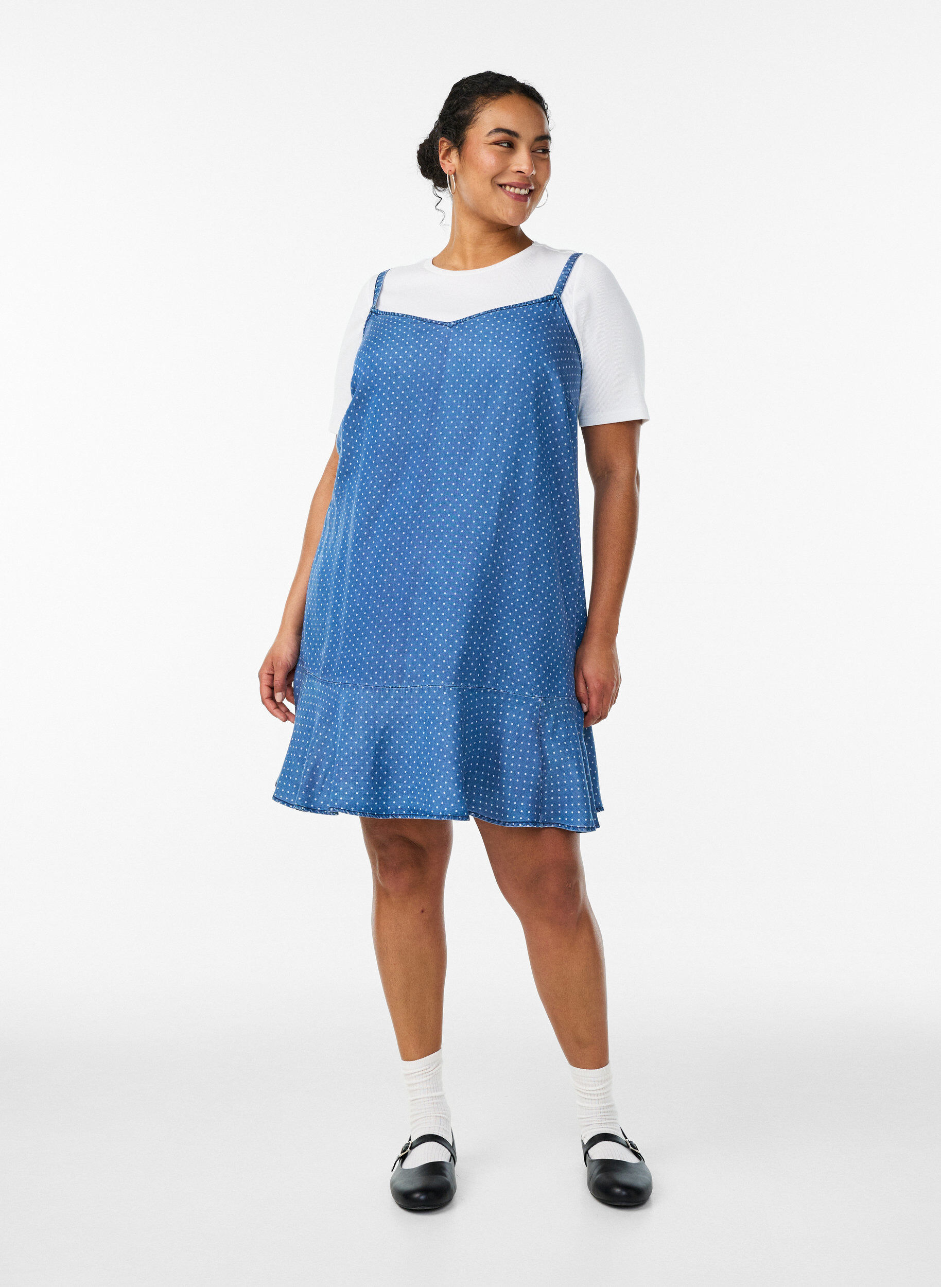 Zizzi Knielanges Tr&auml;gerkleid aus TENCEL&trade; Lyocell in Denim-Optik, Blau, Model image number 1