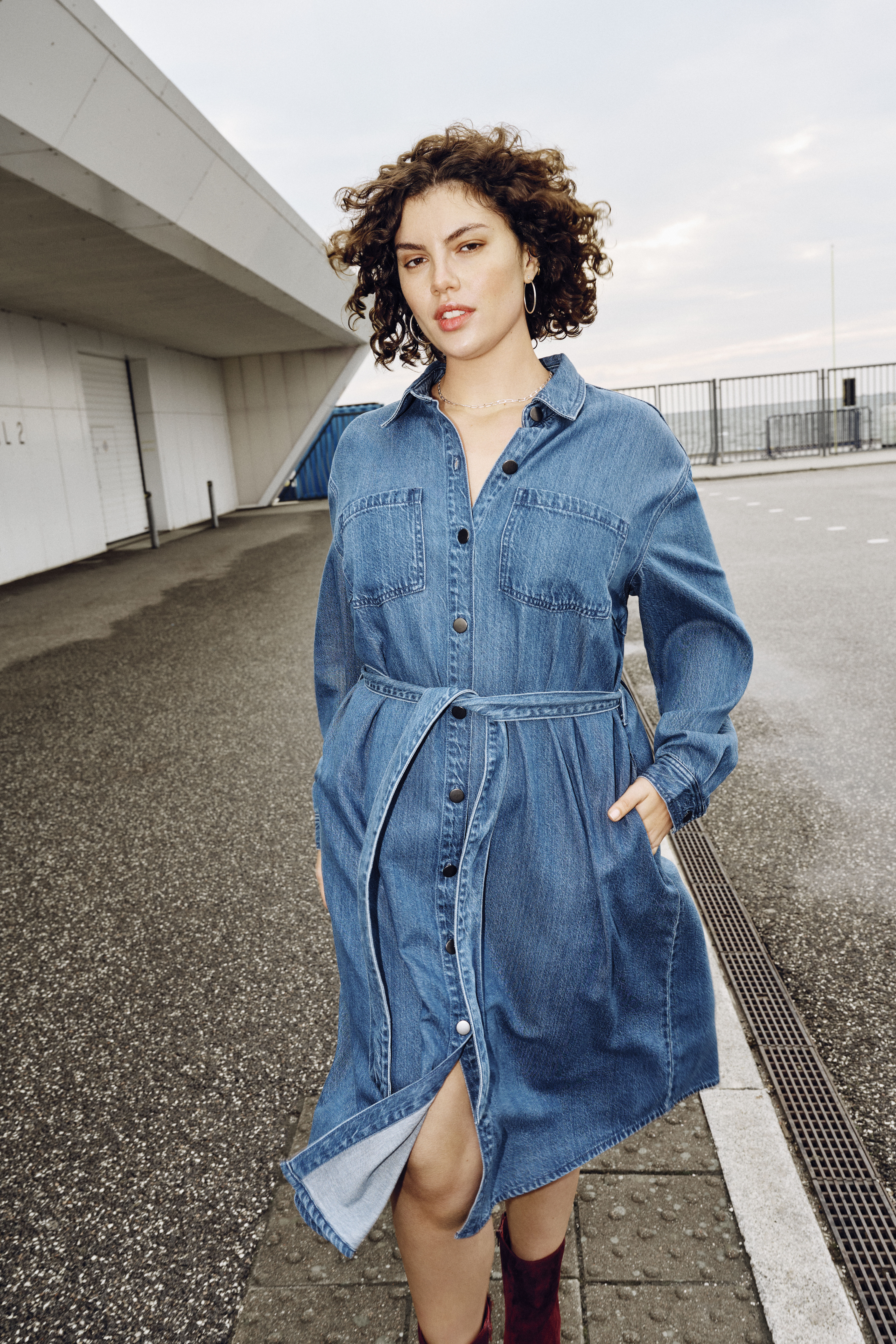 Zizzi Denimkleid mit Bindeband, , Model