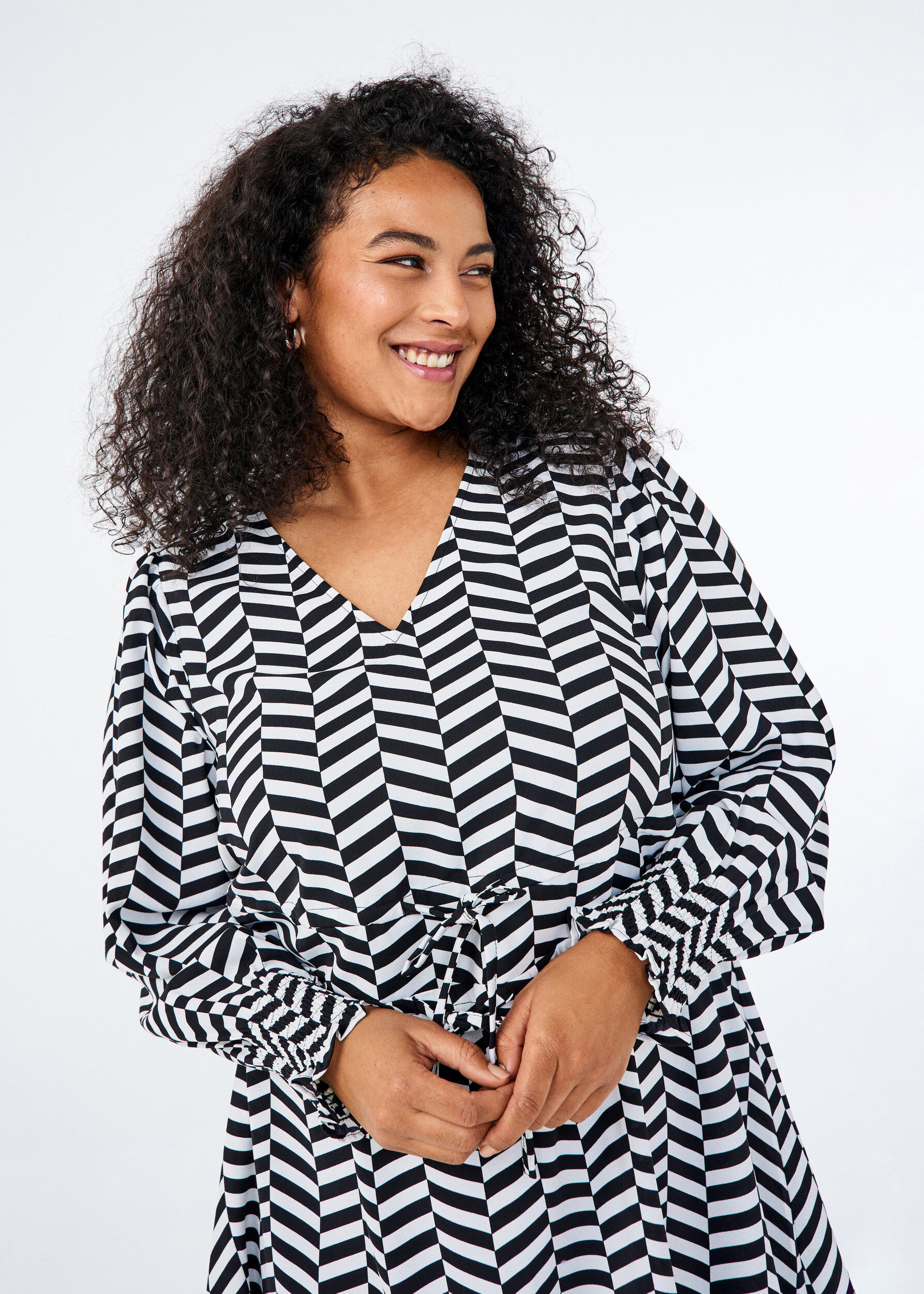 Zizzi Kleid mit Bindeg&uuml;rtel in der Taille, Schwarz, Image image number 0