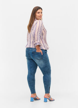 Cropped Amy Jeans mit Reißverschluss, Blue denim, Model image number 2