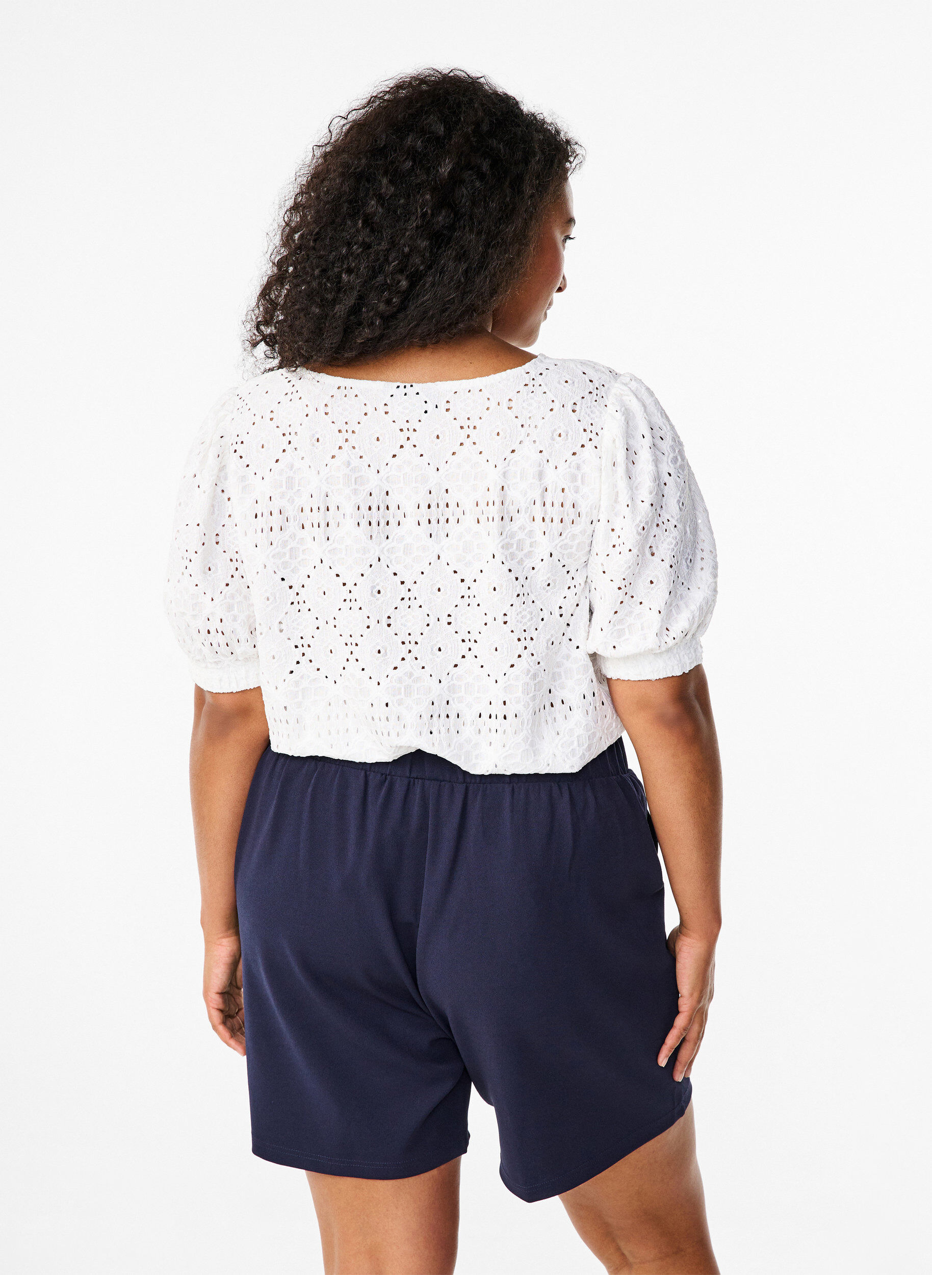 Zizzi  Kurz&auml;rmelige Bluse mit Lochmuster, Bright White, Model image number 1