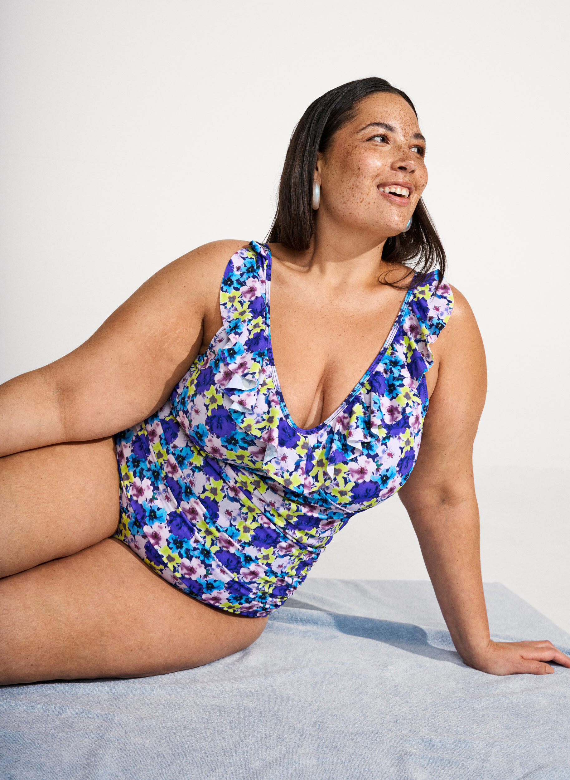 Zizzi Gebl&uuml;mter Badeanzug mit R&uuml;schen und herausnehmbaren Cups, Lila, Image image number 0