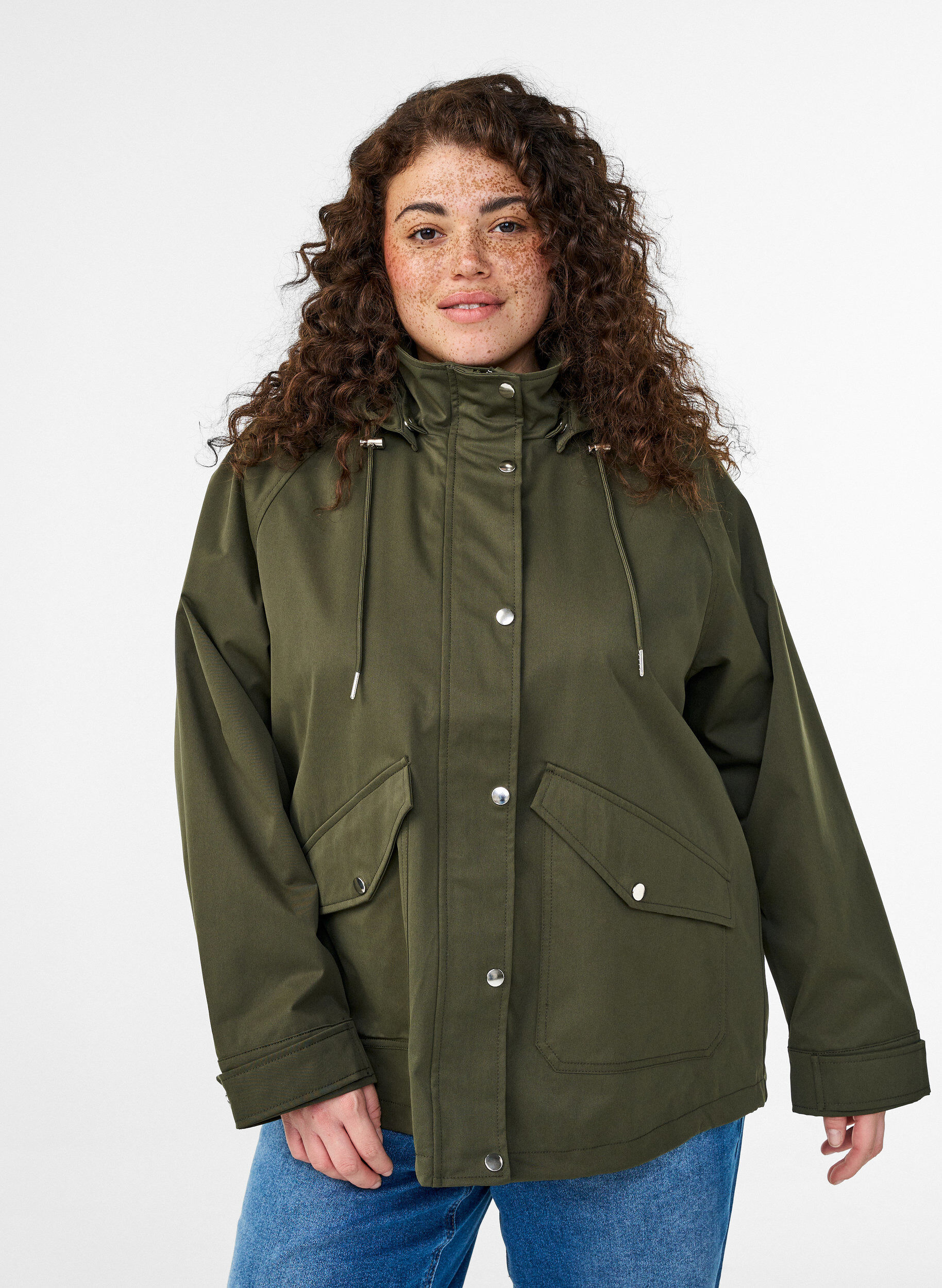 Kurze Fr&uuml;hlingsjacke mit abnehmbarer Kapuze, Gr&uuml;n, Model
