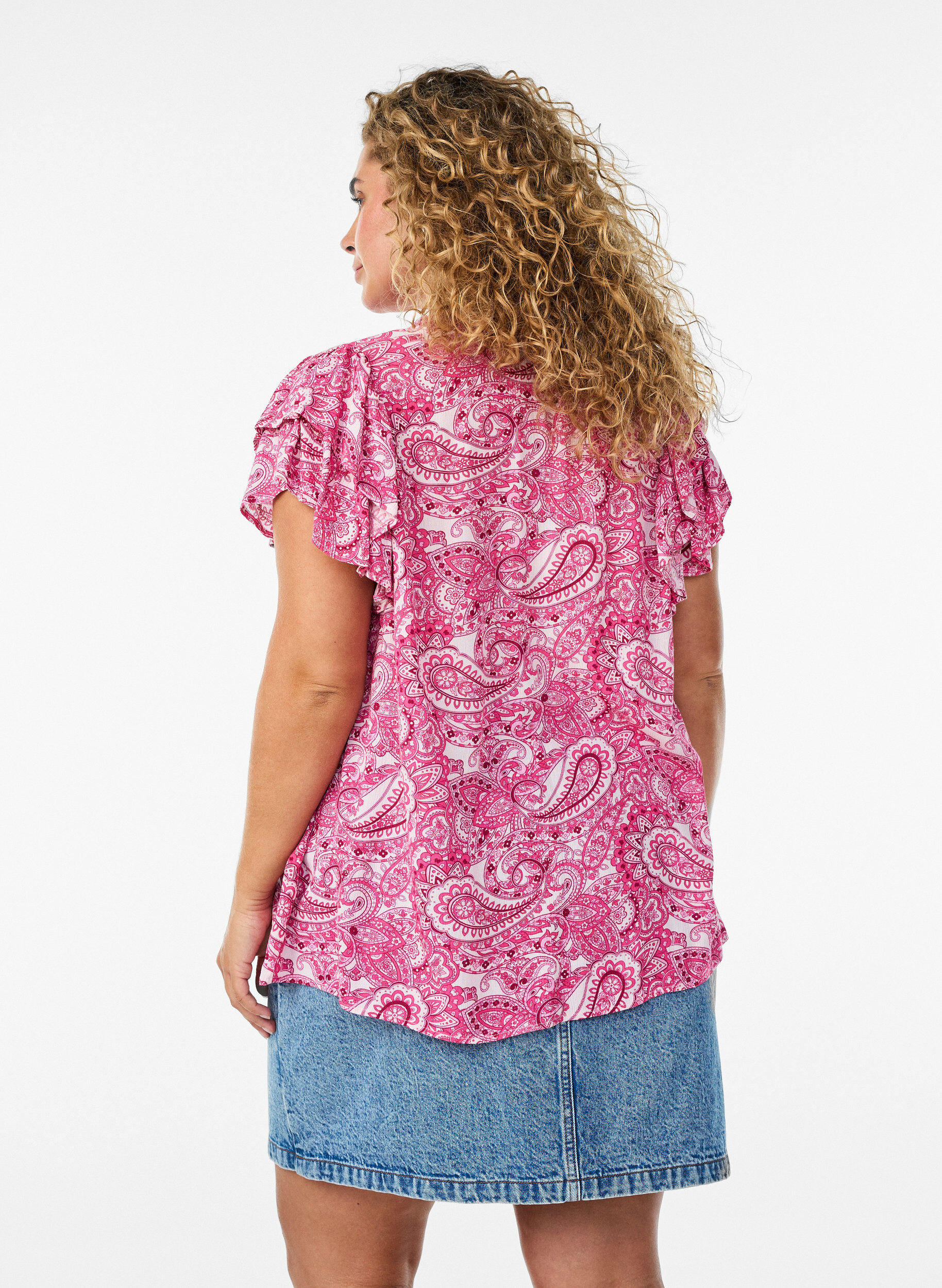 Zizzi Gemusterte Bluse aus Viskose mit R&uuml;schendetails, Pink, Model image number 2
