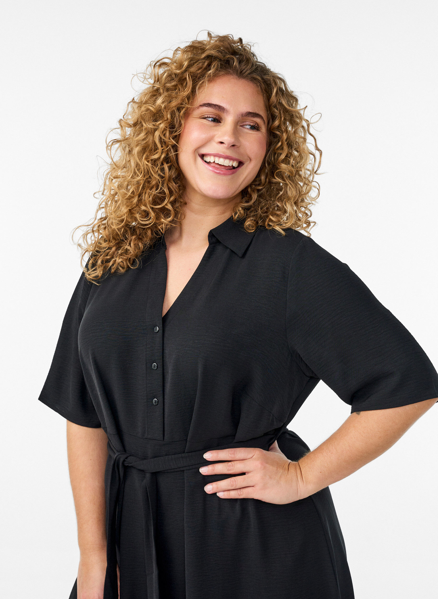 Zizzi Midi Hemdblusenkleid mit Bindeg&uuml;rtel, Schwarz, Model image number 2