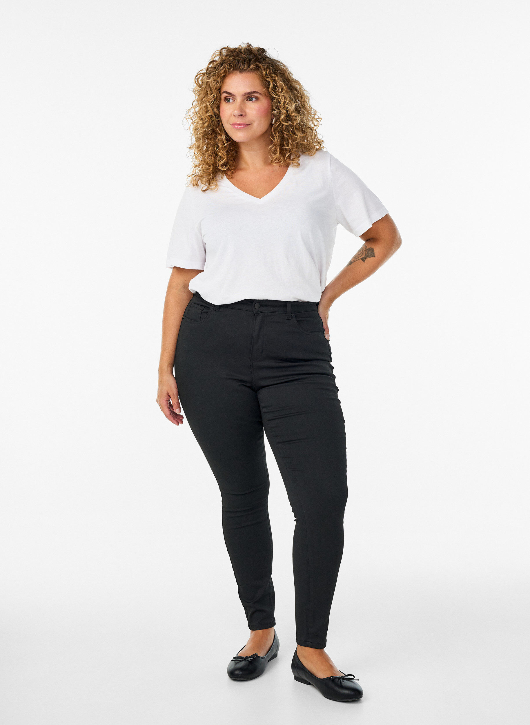 Zizzi Kurz&auml;rmeliges T-Shirt mit V-Ausschnitt, Wei&szlig;, Model image number 1