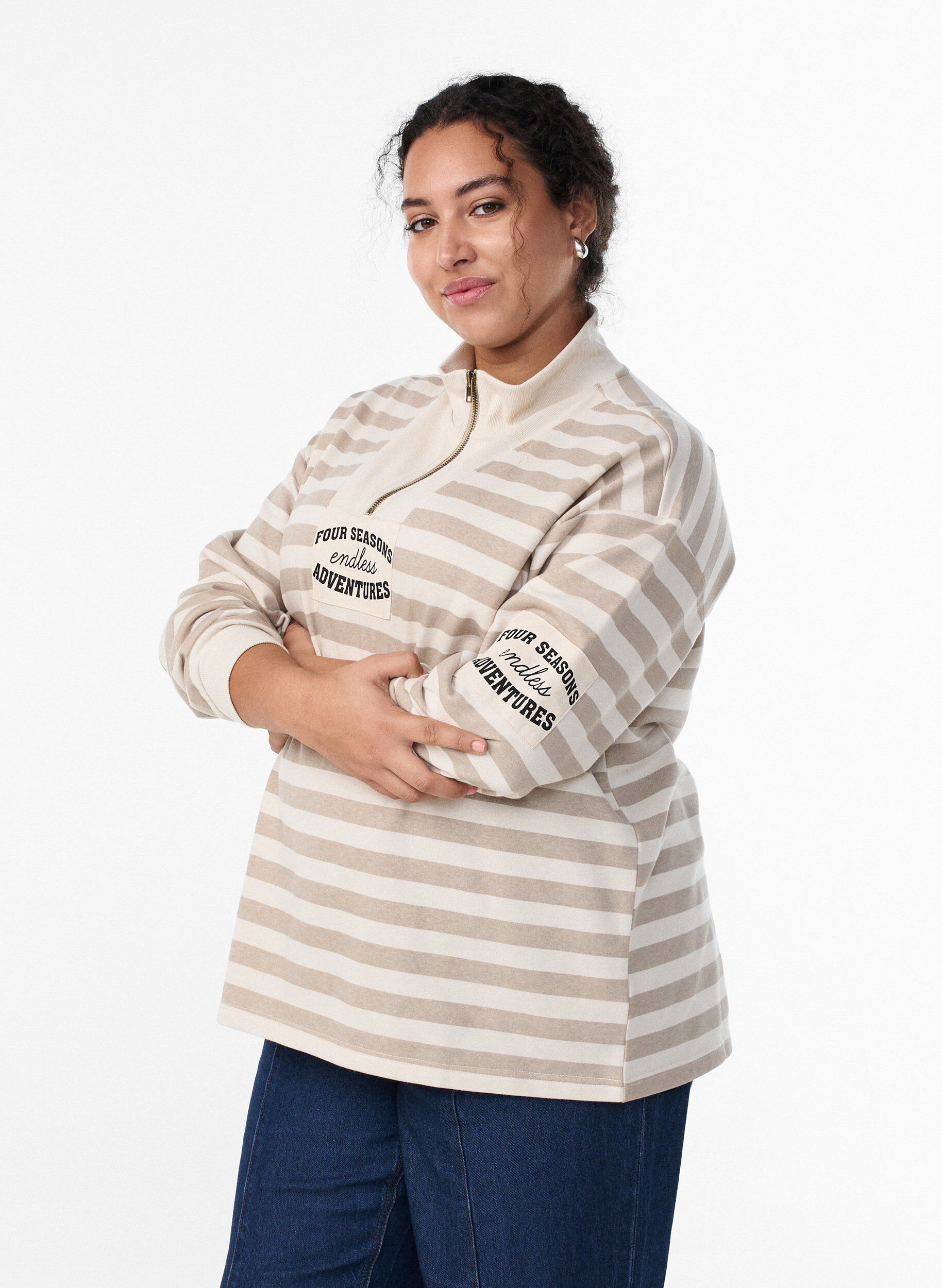 Gestreiftes Sweatshirt mit Stehkragen und Rei&szlig;verschluss, Beige, Model