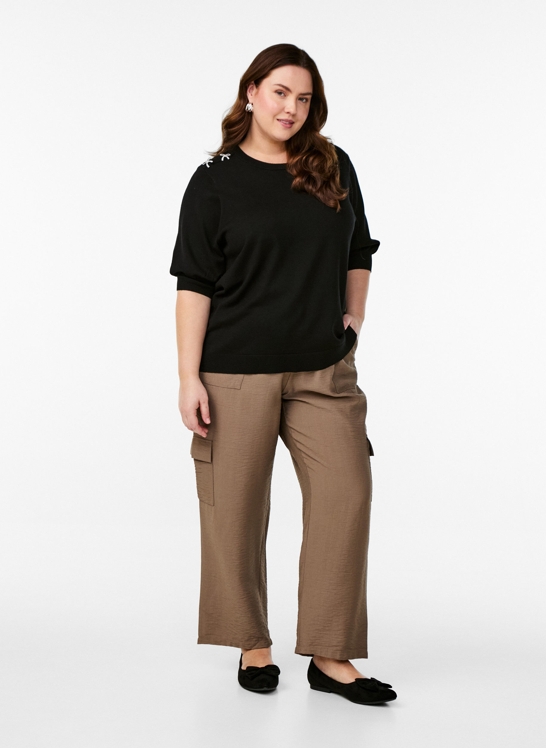 Zizzi Strickbluse mit kurzen &Auml;rmeln und kleinen Schleifen, Schwarz, Model image number 1