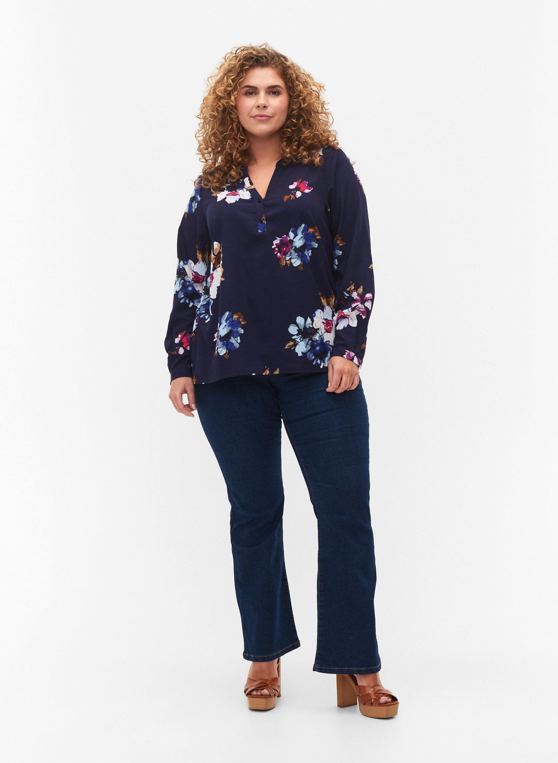 Zizzi FLASH - Lang&auml;rmelige Bluse mit Print, Big Blue Flower, Model image number 2