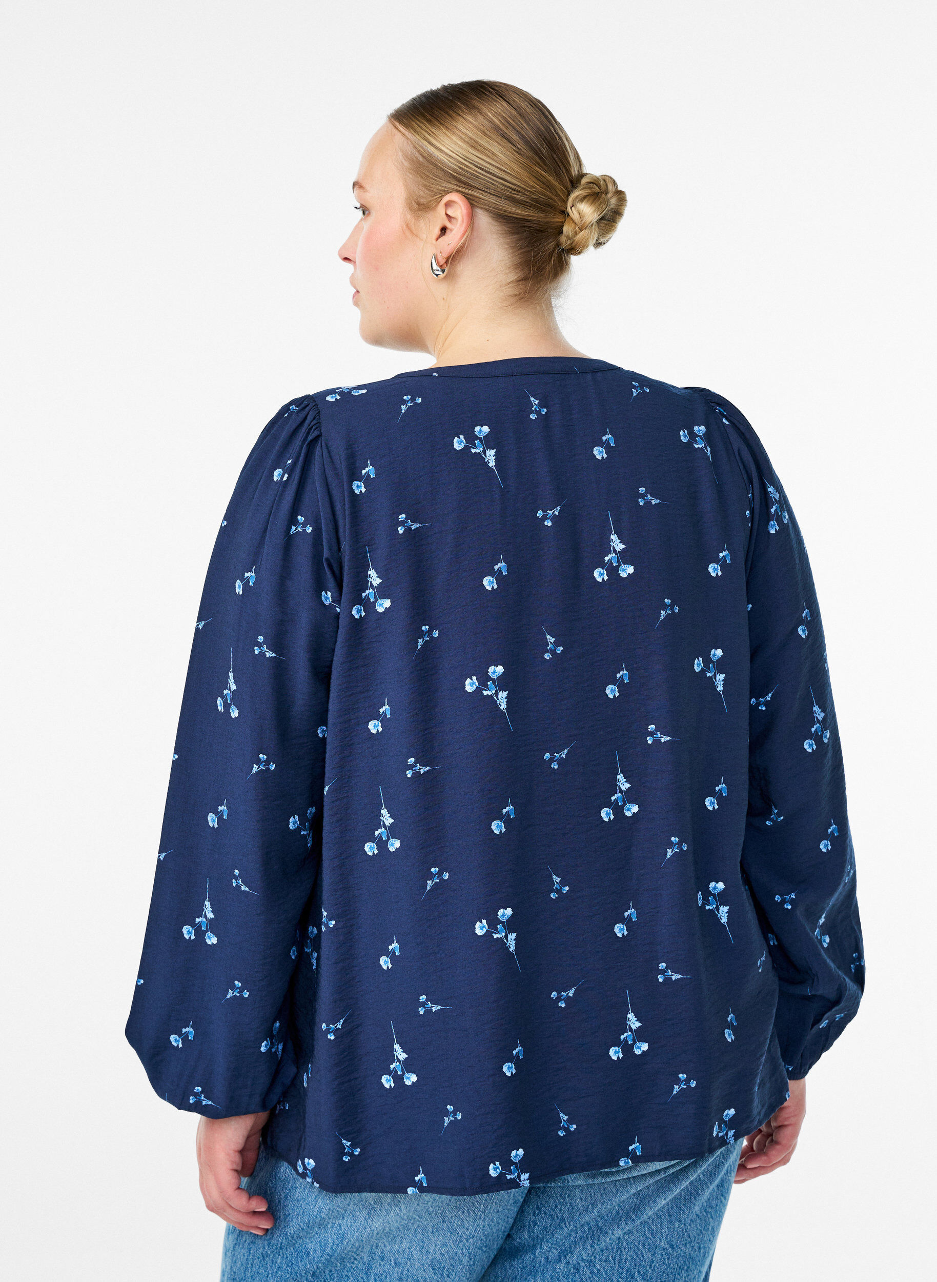 Zizzi Bluse mit Druckknopfverschluss und kleinen Blumen, Blau, Model image number 2