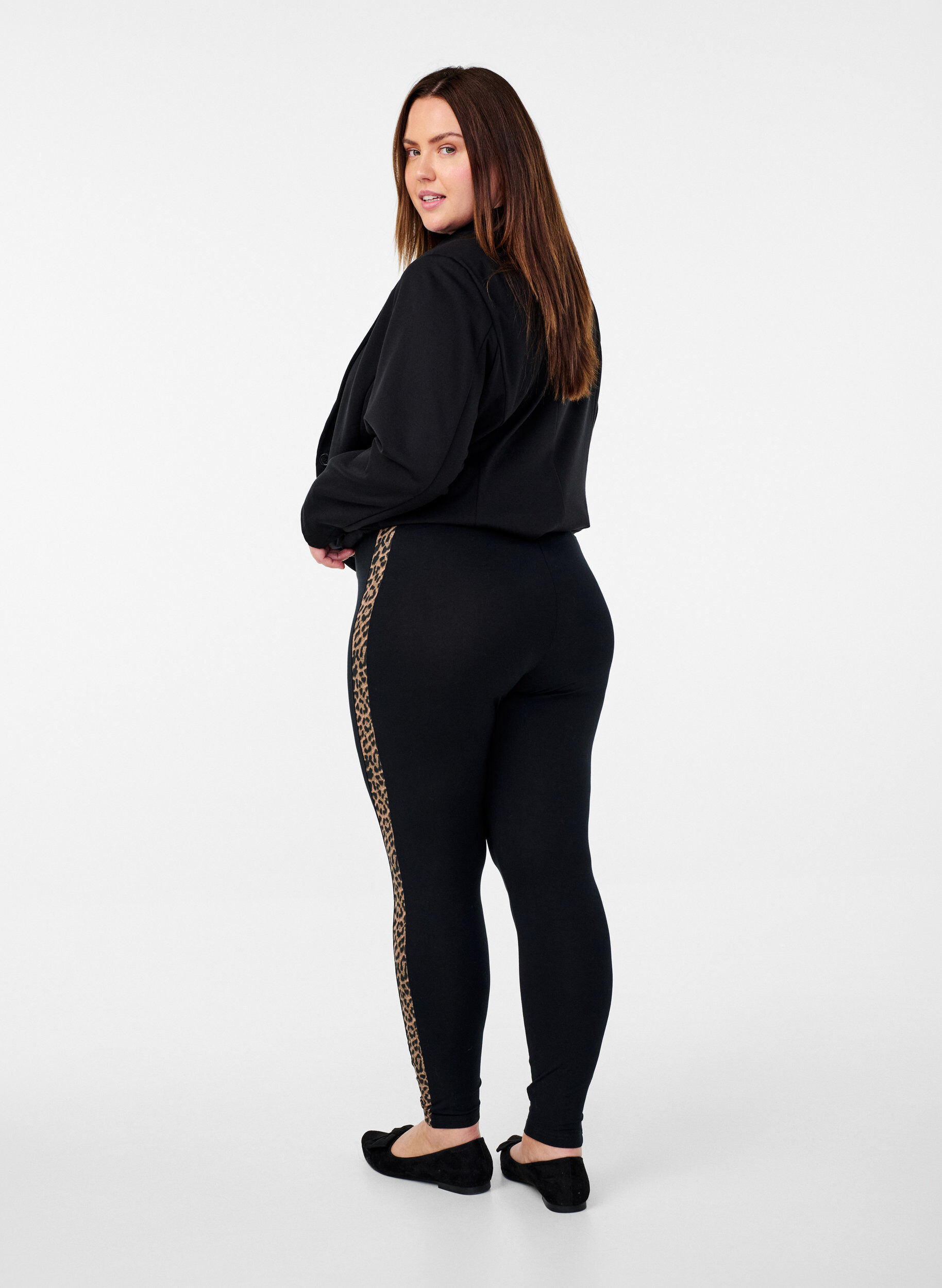 Zizzi Leggings aus Viskose mit Leopardenstreifen, Black W. Leo, Model image number 1