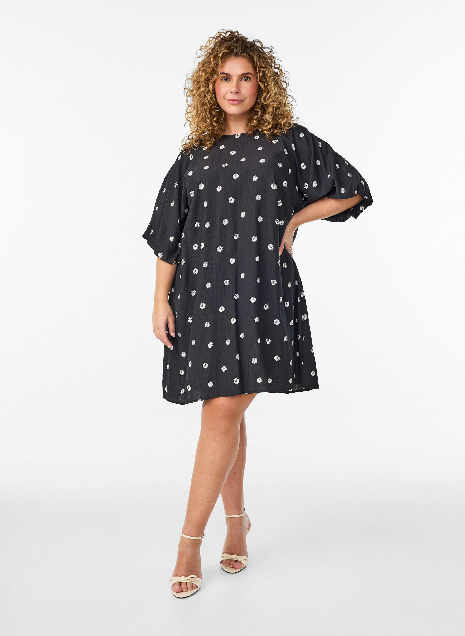 Zizzi Kurzes Kleid aus Viskose mit Ballon&auml;rmeln, 9990, Model image number 1