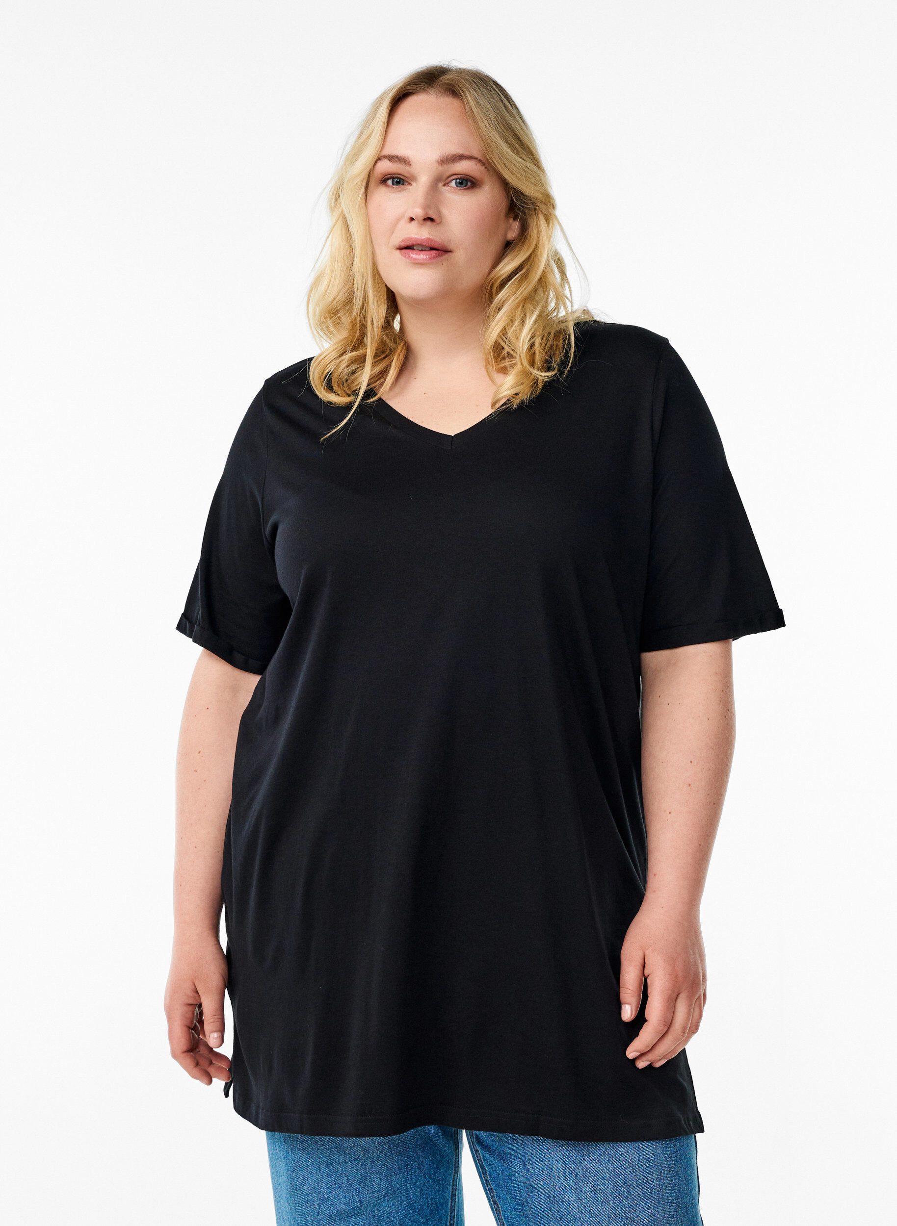 Zizzi Einfarbiges Oversize T-Shirt mit V-Ausschnitt, Schwarz, Model image number 0