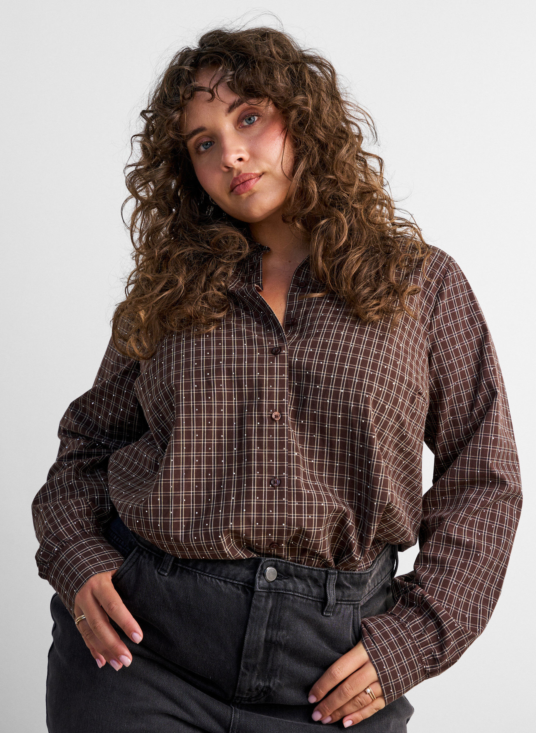 Kariertes Hemd mit Strasssteinen, Braun, Model