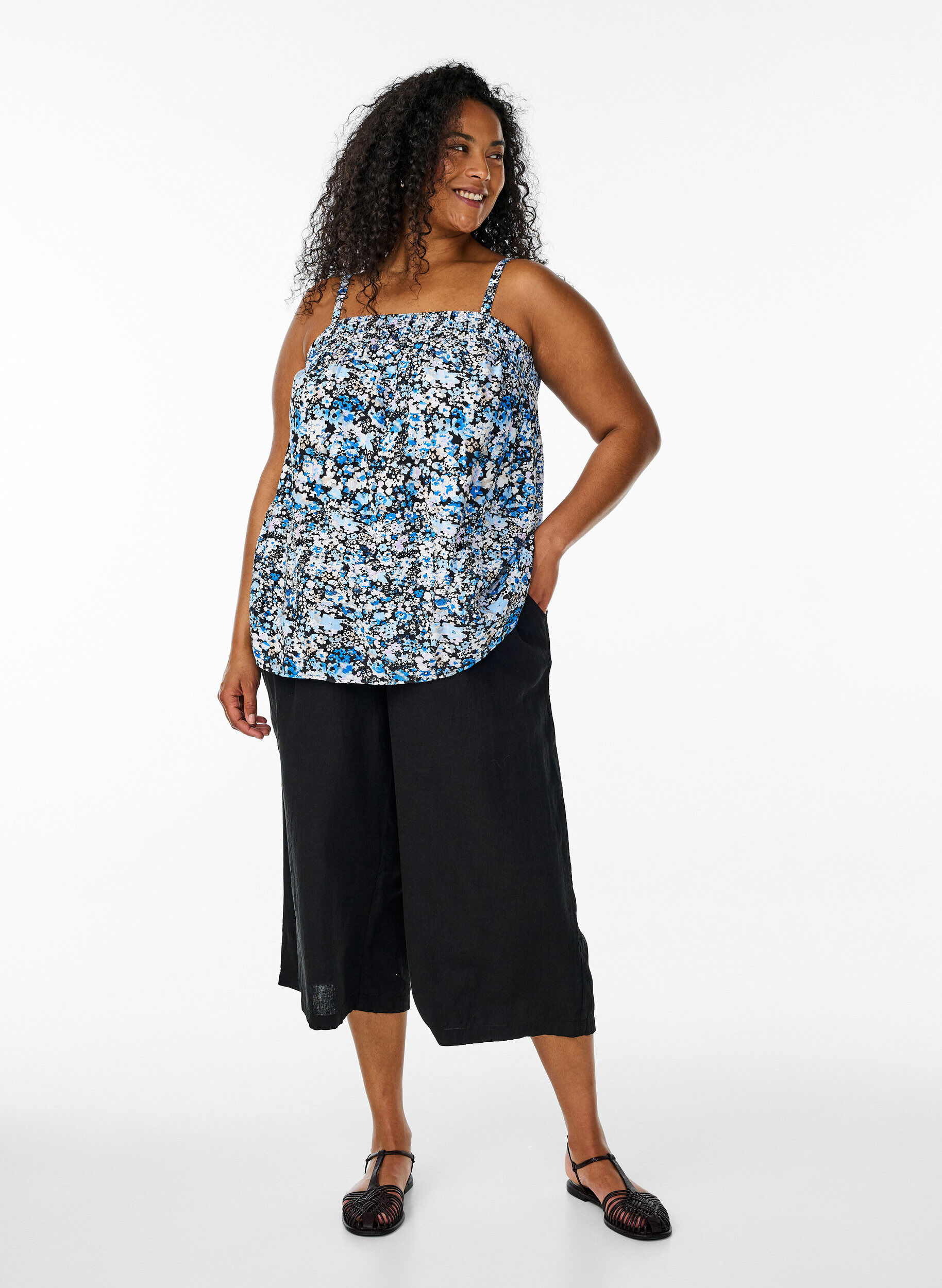 Zizzi Viskose-Top mit schmalen Tr&auml;gern., Schwarz, Model image number 1