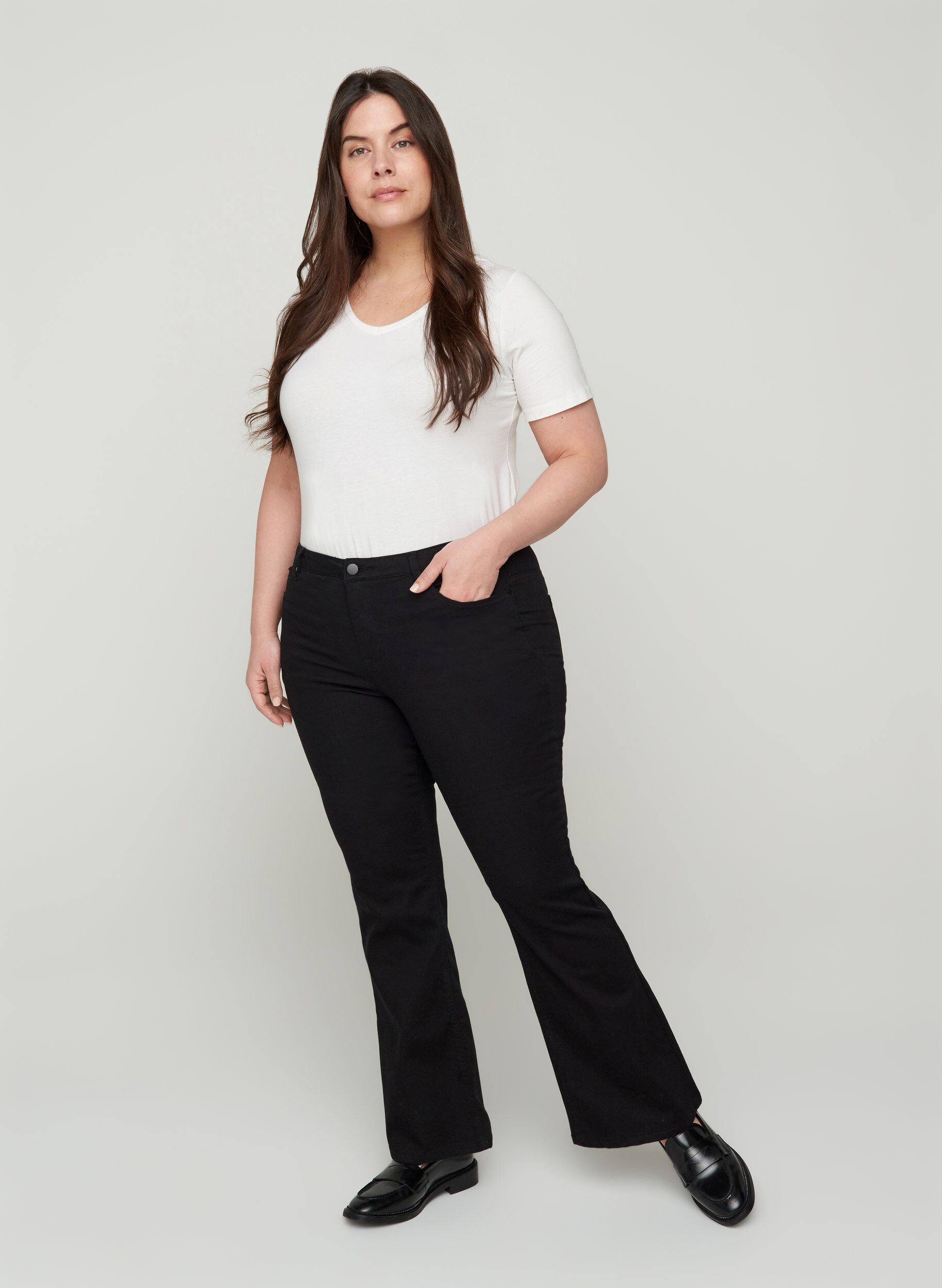 Zizzi Ellen Bootcut Jeans mit hoher Taille, Black, Model image number 0