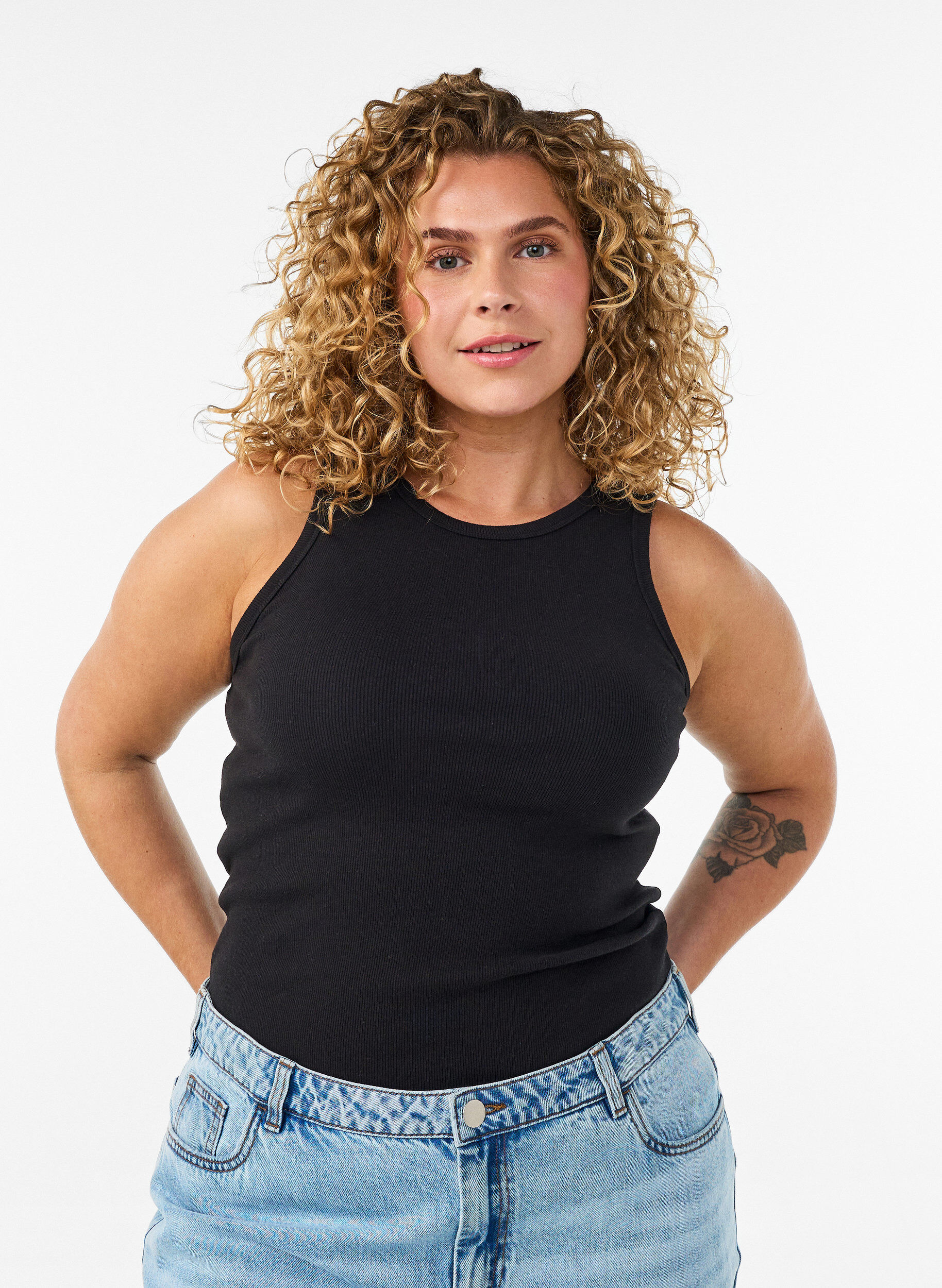 Ripptop aus Baumwolle mit hohem Kragen, Schwarz, Model